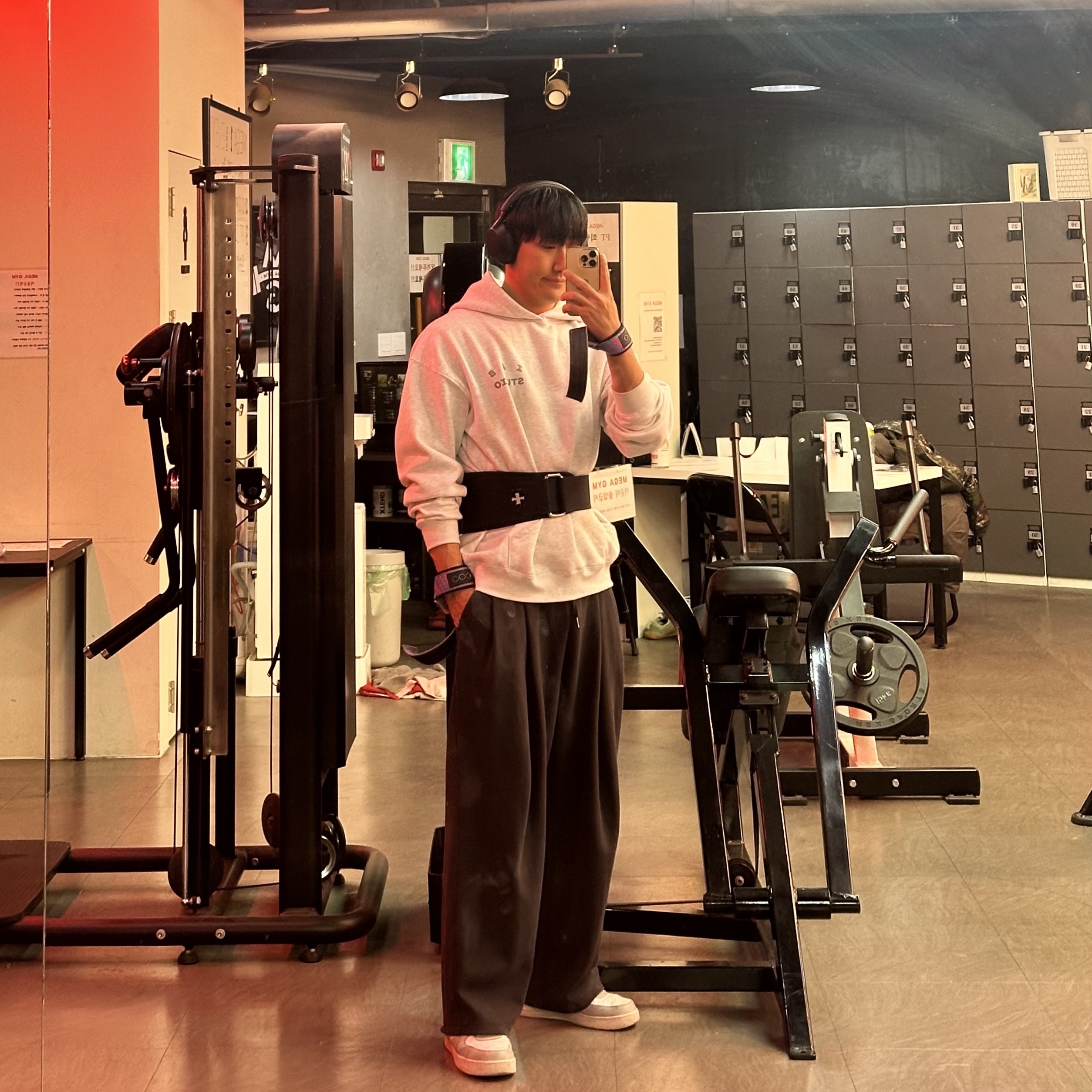 IAB Studio Hoodie Light Gray, Nike Air Force 1 Low White Grey 착용 스타일