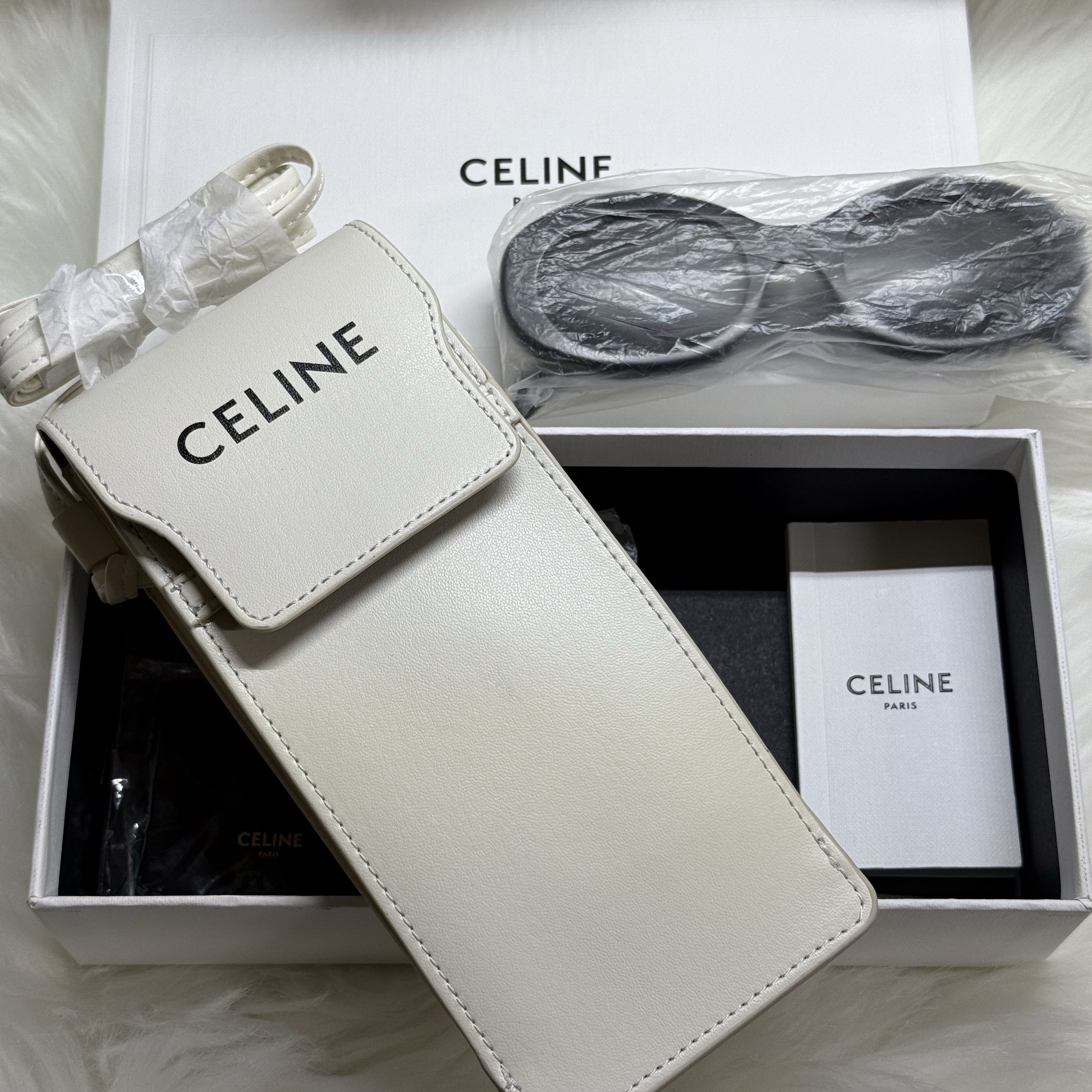 (W) Celine Triomphe 01 Sunglasses in Acetate Black 착용 스타일 - 1