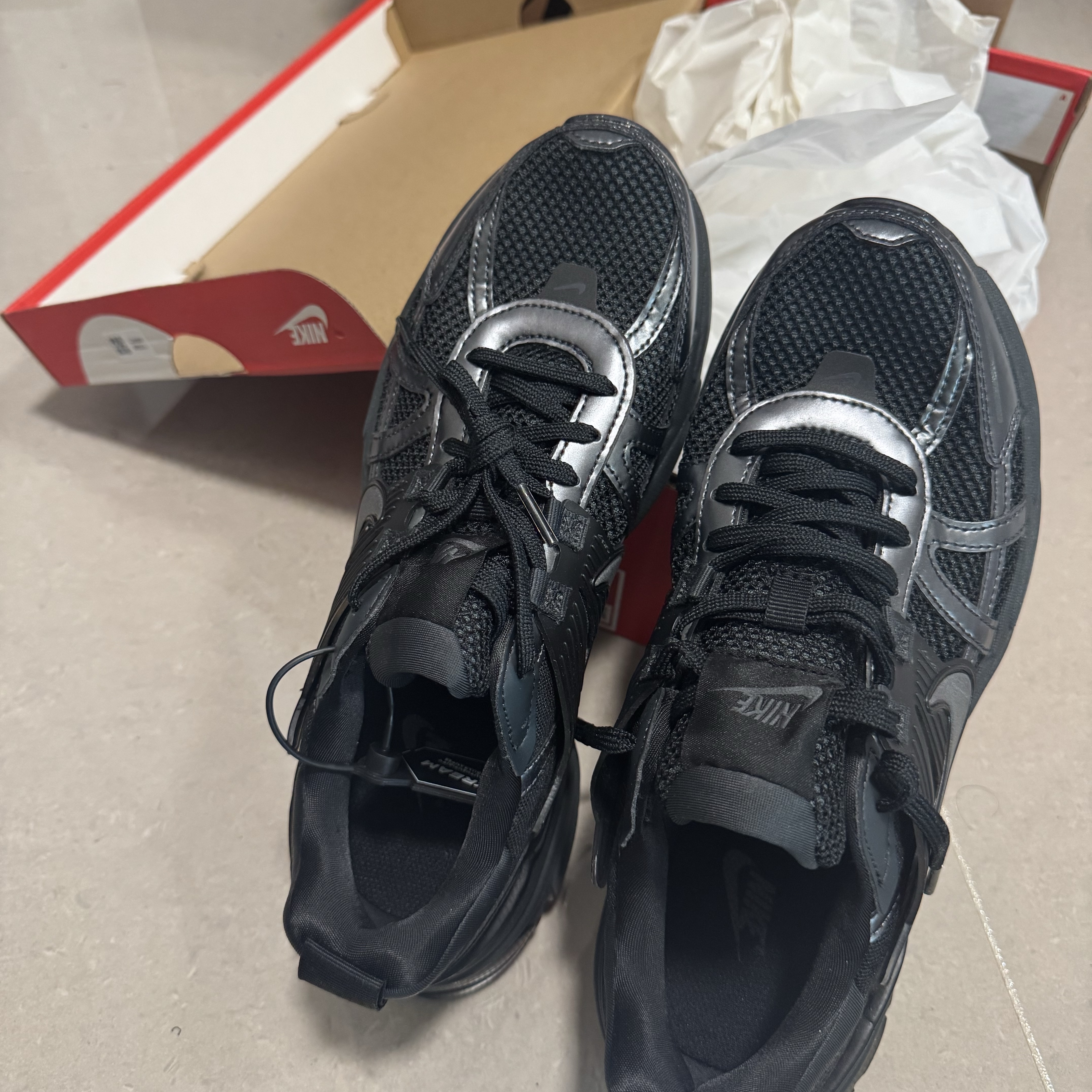Nike V2K Run Black Anthracite 착용 스타일