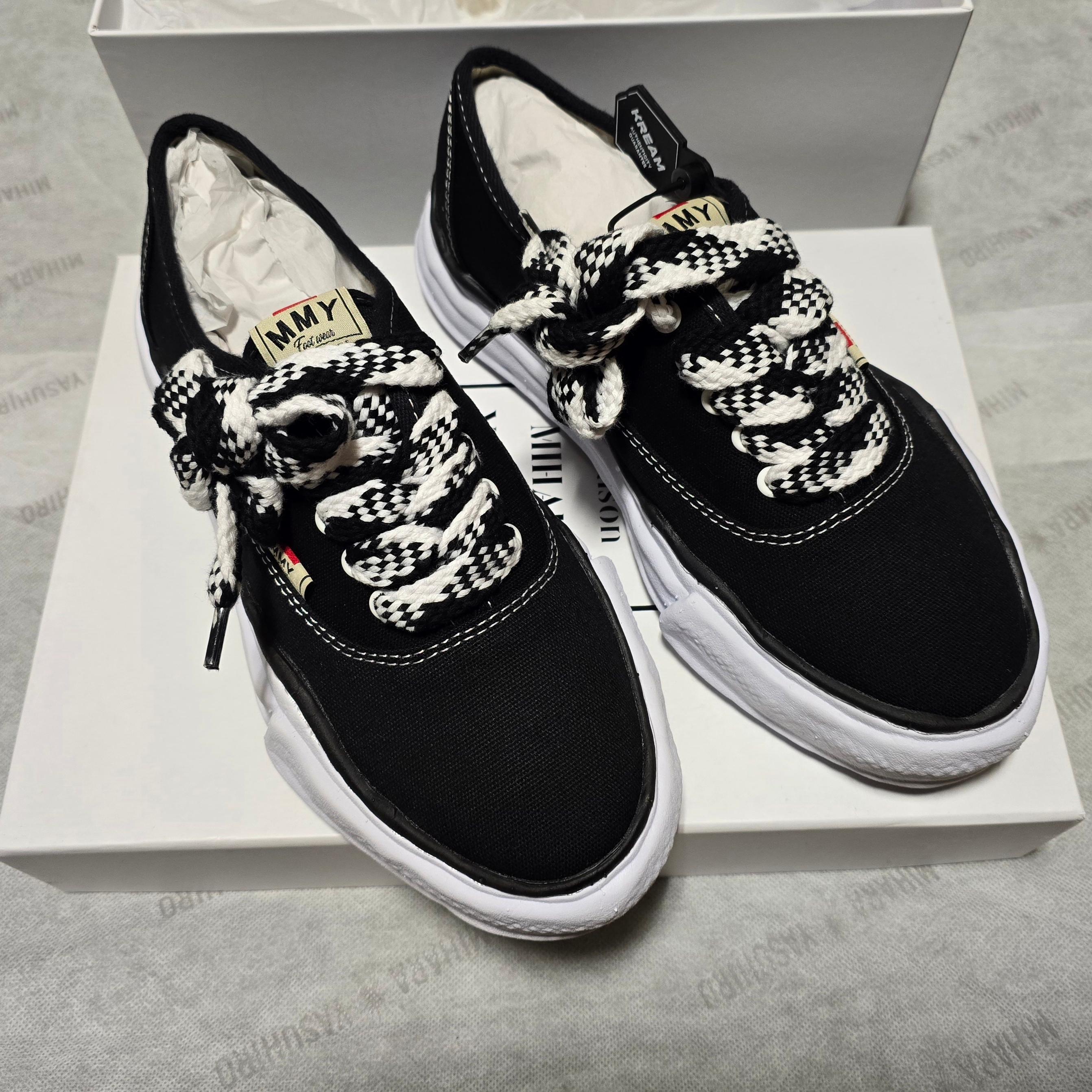 Maison Mihara Yasuhiro Baker OG Sole Bicolored Canvas Low-top Sneakers Black Black 착용 스타일 - 2