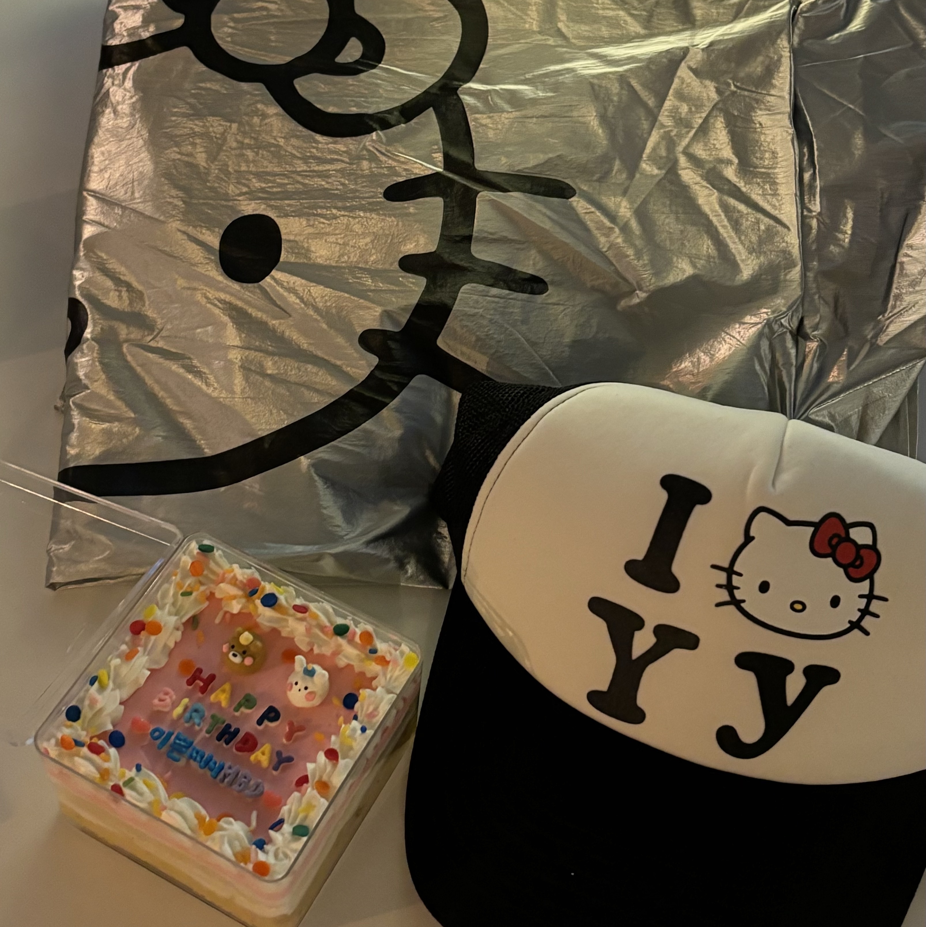 Open Yy x Hello Kitty Shopper Tote Bag Silver, Open Yy x Hello Kitty Trucker Cap Black 착용 스타일