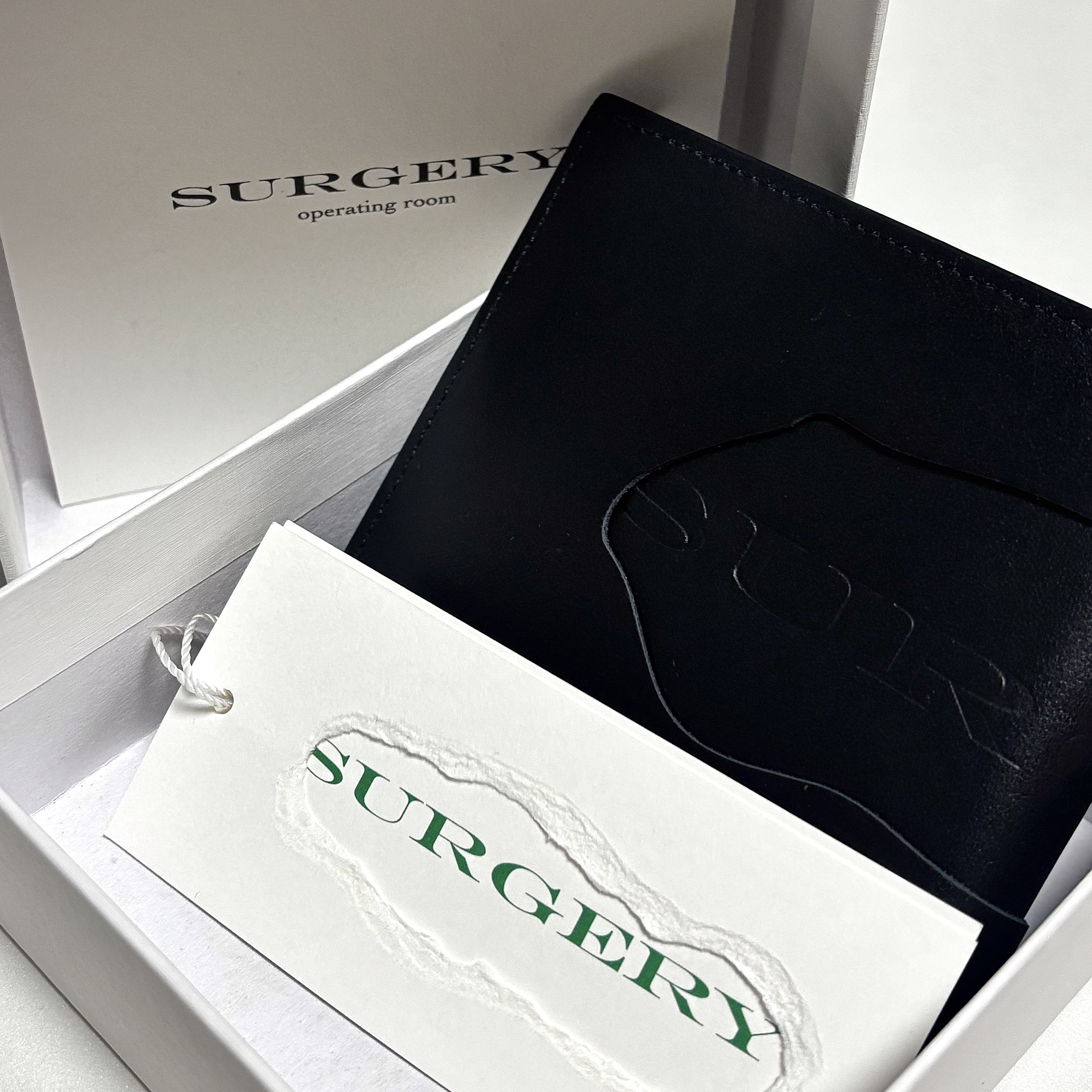 Surgery Destroyed Logo Wallet Black 착용 스타일