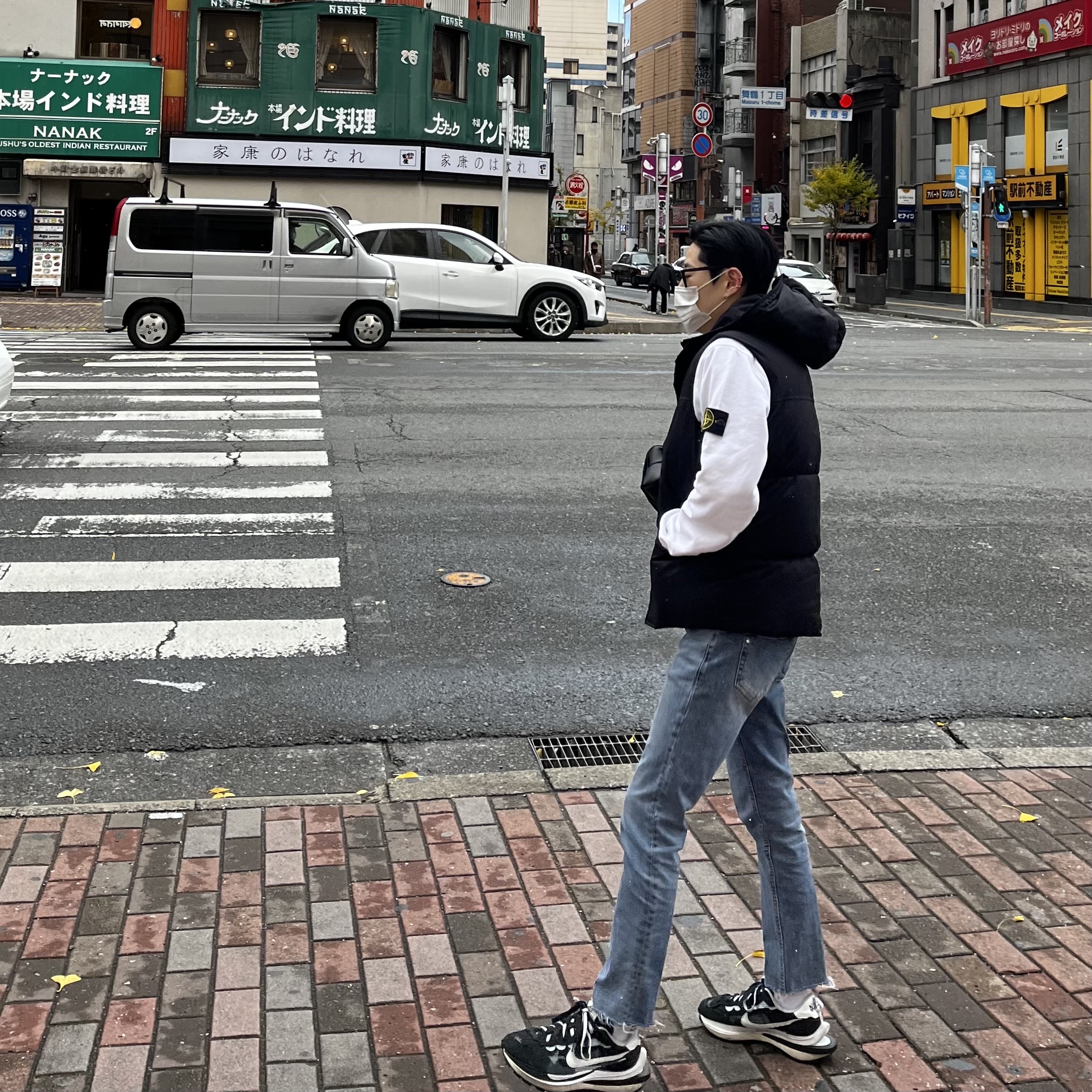 Nike x Sacai VaporWaffle Black White, Bottega Veneta Mini Leather Cassette Black 착용 스타일