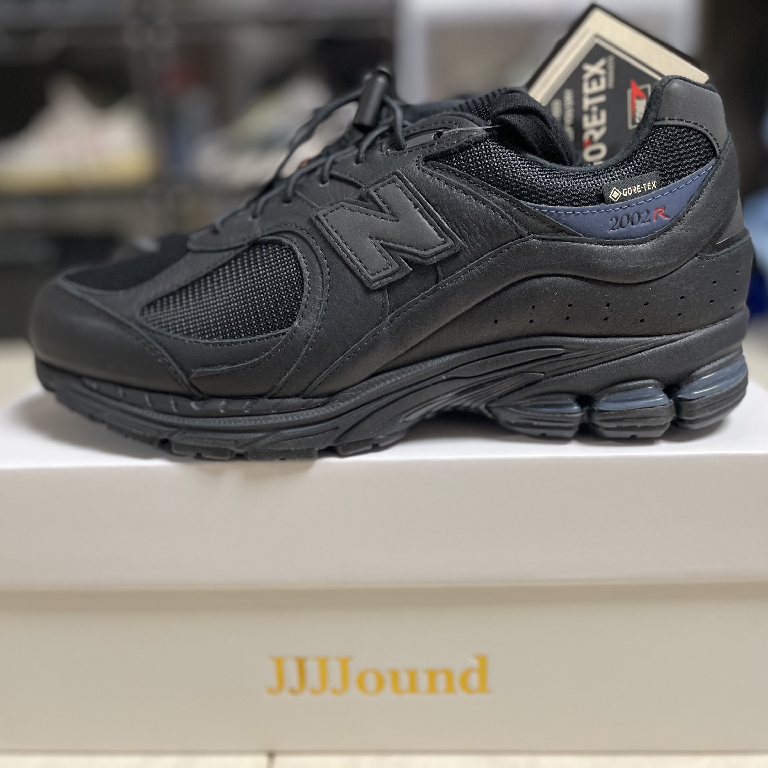 New Balance x JJJJound 2002R Leather Gore-Tex Black Storm 착용 스타일 - 1