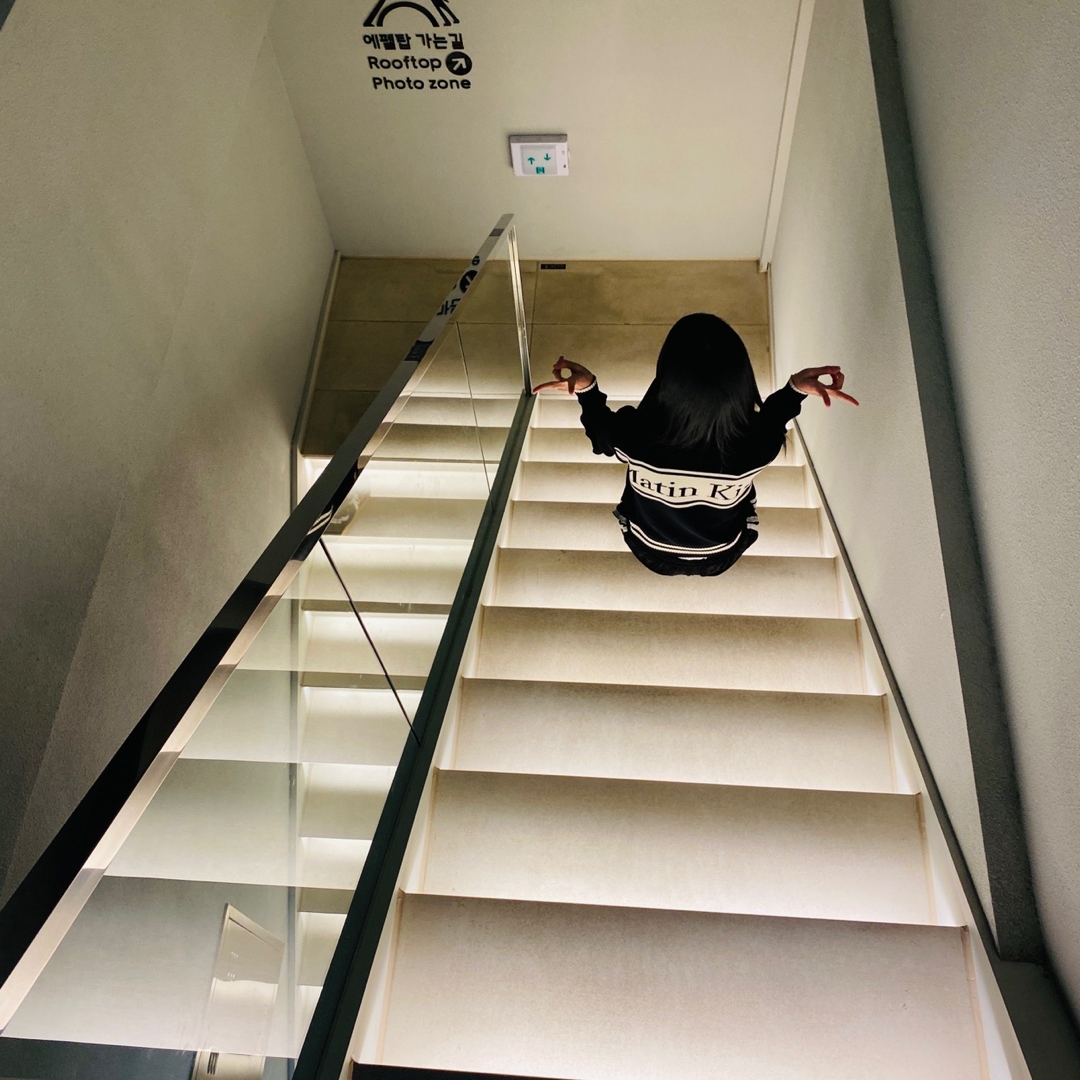 Matin Kim Spell Point Stripe Knit Cardigan Black, (W) UGG Tazzette Slipper Chestnut 착용 스타일