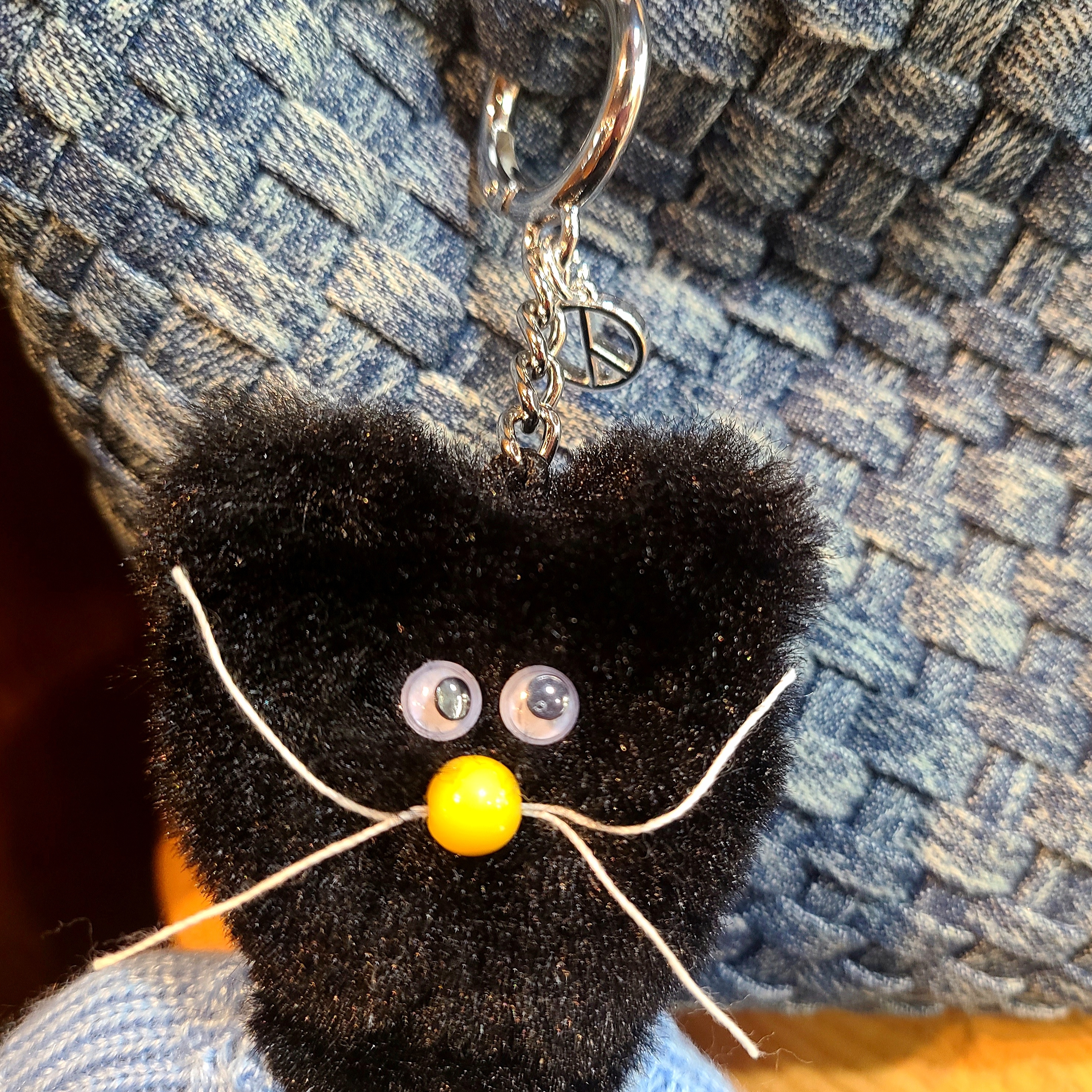 Monamhee x Peaceminusone Daihee Plush Keyring 착용 스타일 - 2