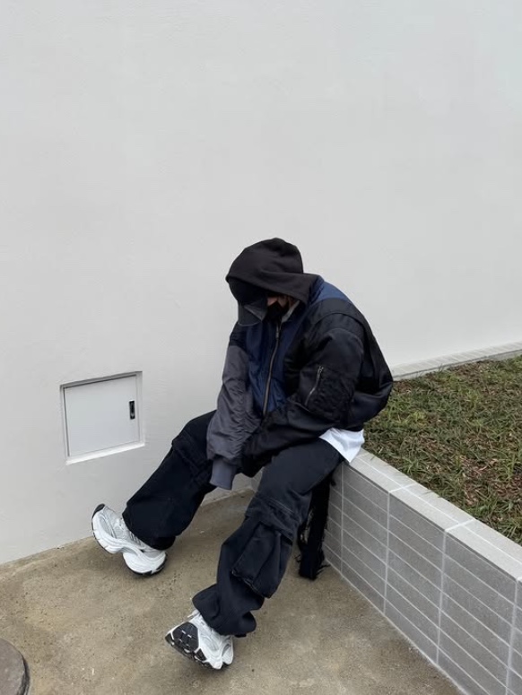 [KREAM 단독] BLR x POG Divided Curved Line Double Buckle Pants Black, Balenciaga 10XL Sneakers White Grey Silver Black 착용 스타일