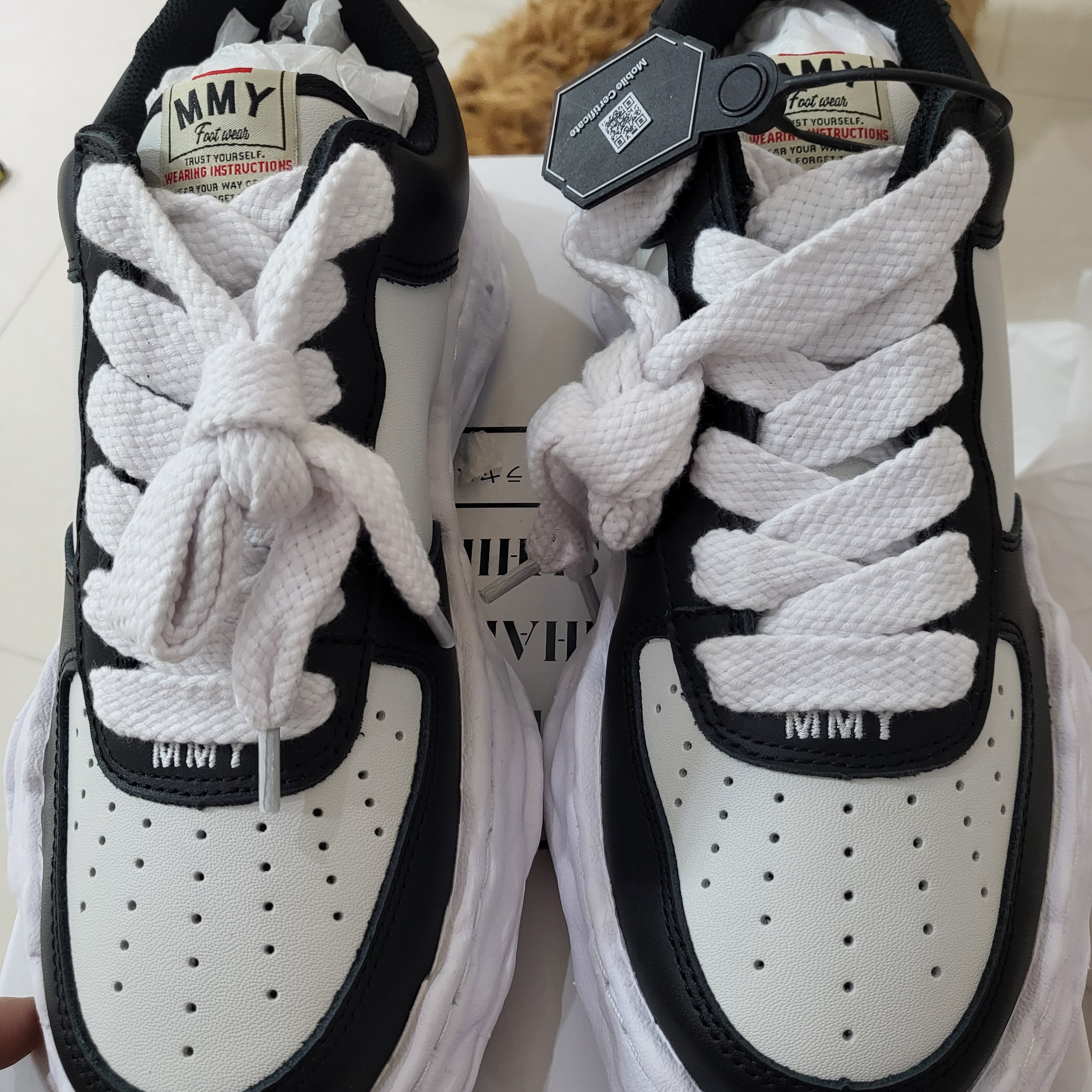 Maison Mihara Yasuhiro Wayne OG Sole Leather Low-top Sneakers Black White 착용 스타일 - 3