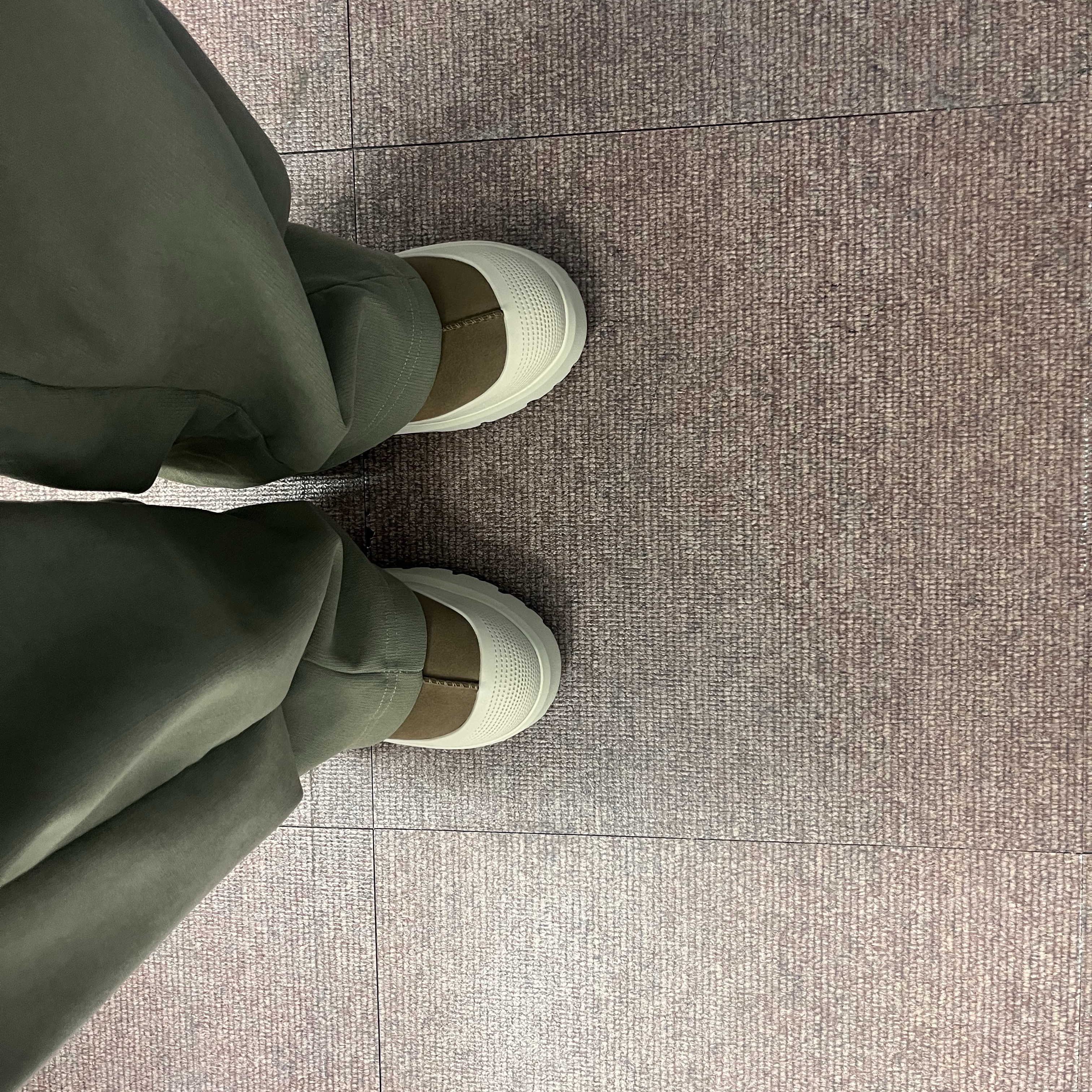 UGG Tasman Weather Hybrid Chestnut Whitecap 착용 스타일