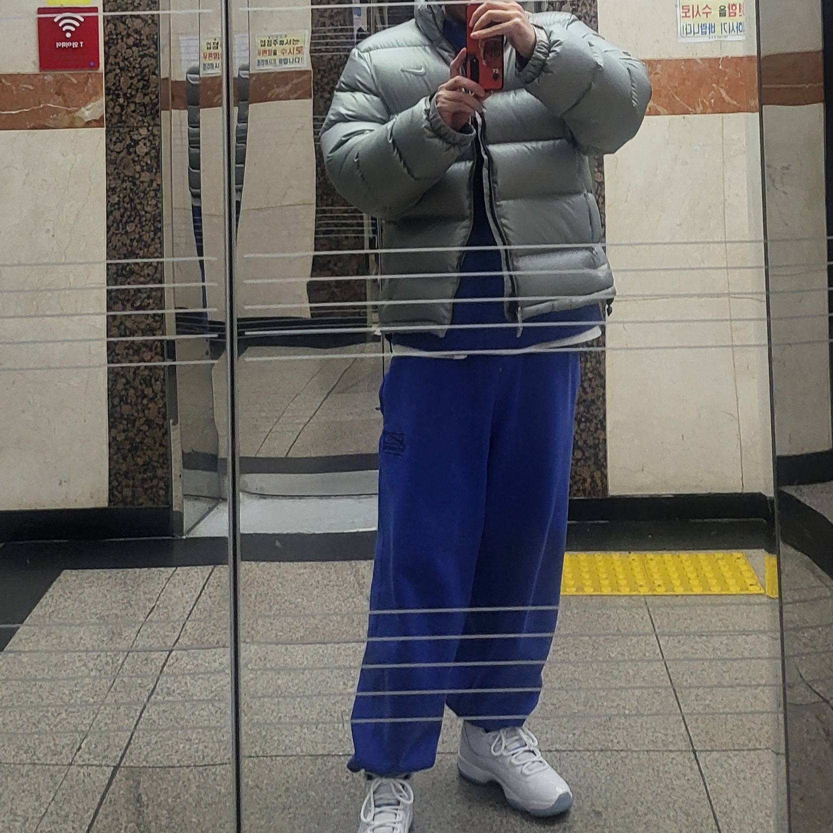 Nike x Drake Nocta Sunset Puffer Jacket Mica Green Cyber (FN8196-330), Nike x Stussy NRG Acid Washed Fleece Pants Game Royal (DR4025-480) 착용 스타일