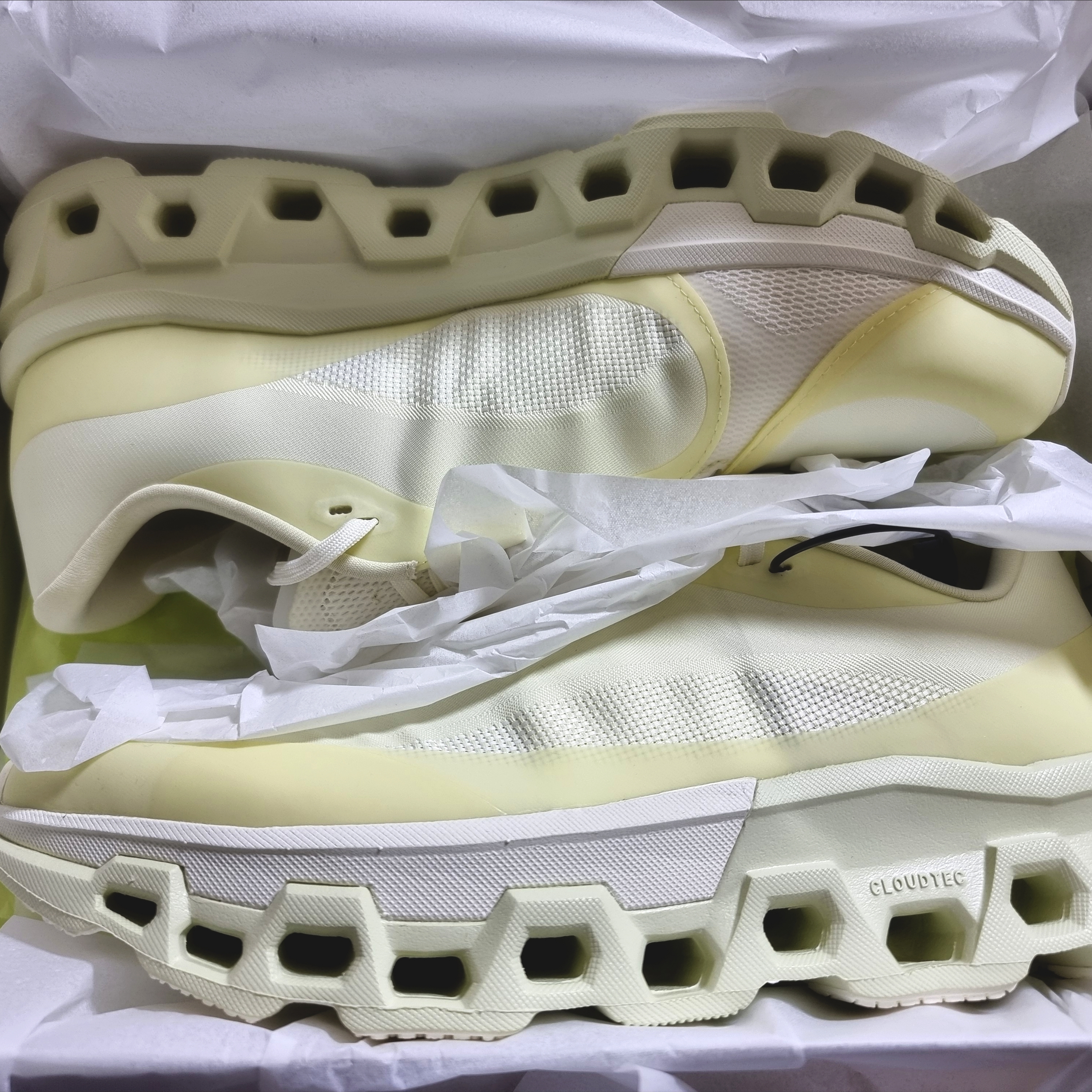 On Running x Post Archive Faction (Paf) Cloudmonster 2 Seedling White 착용 스타일 - 2