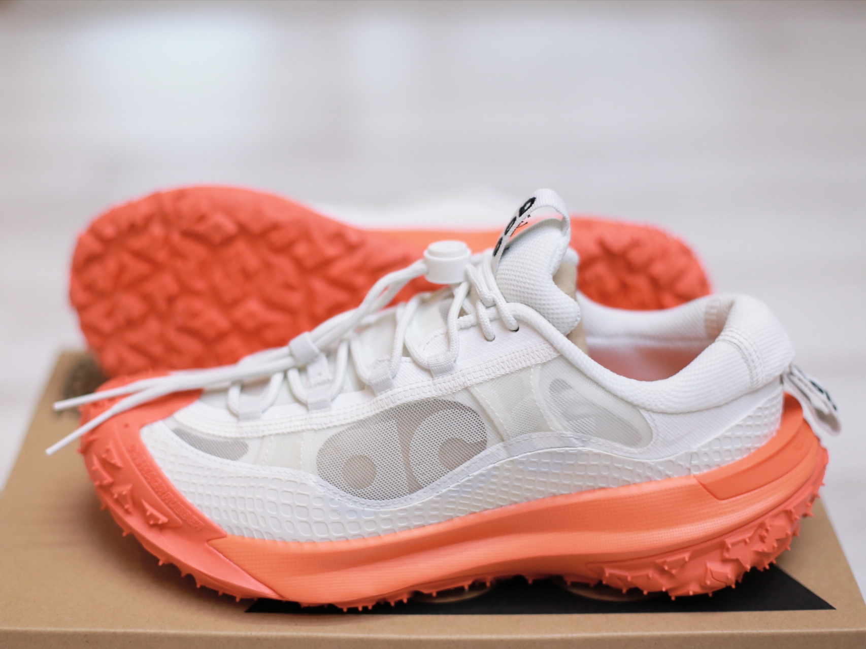 Nike ACG Mountain Fly 2 Low Summit White Safety Orange 착용 스타일 - 4
