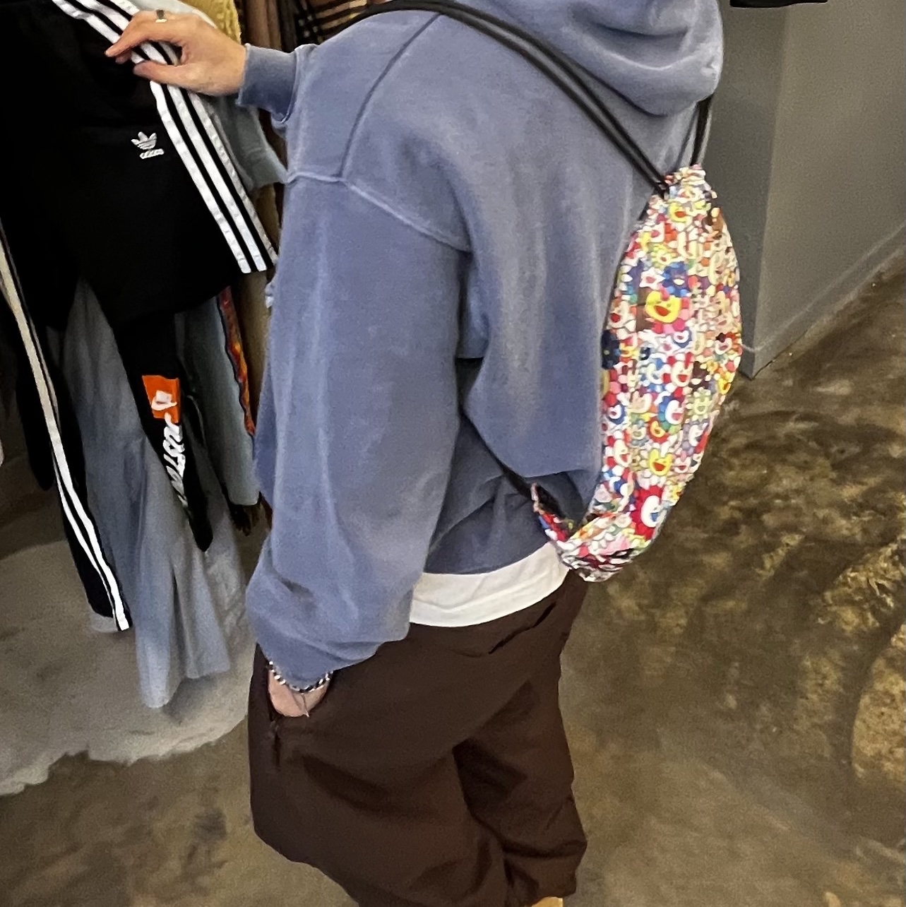 NewJeans Supernatural NJ x Murakami Drawstring Bag Ver. 착용 스타일 - 3