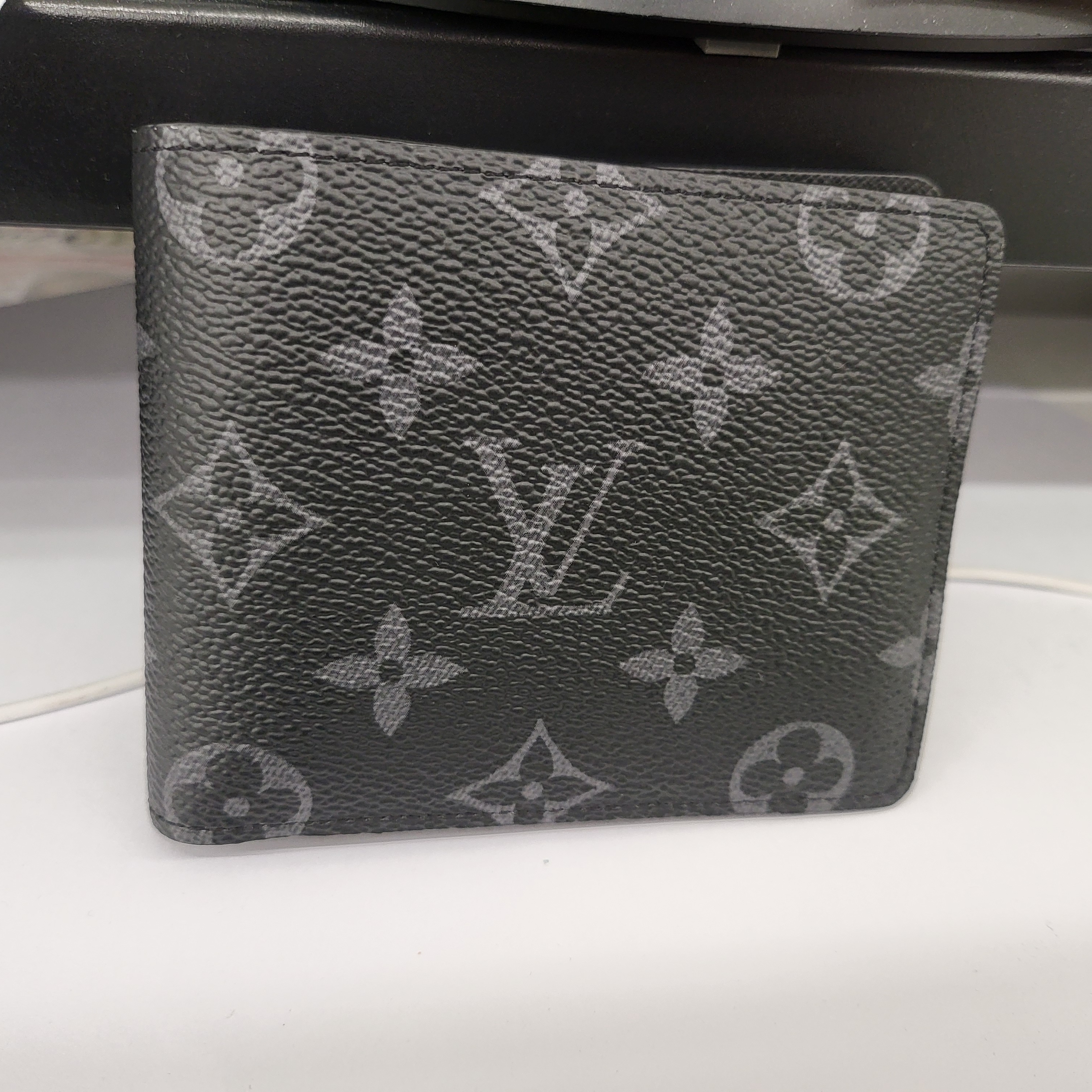 Louis Vuitton Multiple Wallet Monogram Eclipse 착용 스타일