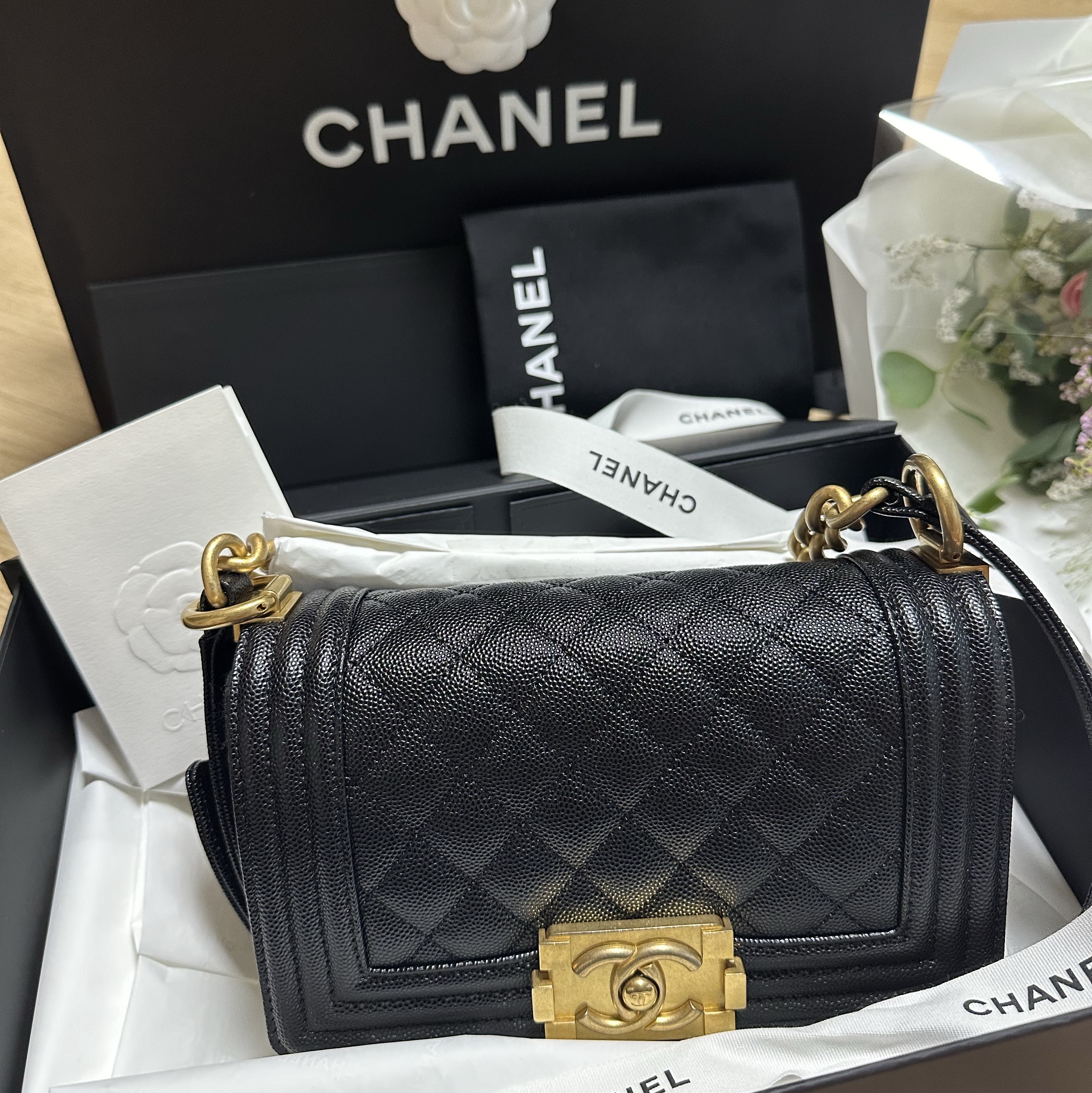 Chanel Small Boy Chanel Handbag Grained Calfskin & Gold Black, (W) Dior Walk'N'Dior Sneakers Oblique Gray 착용 스타일 - 2