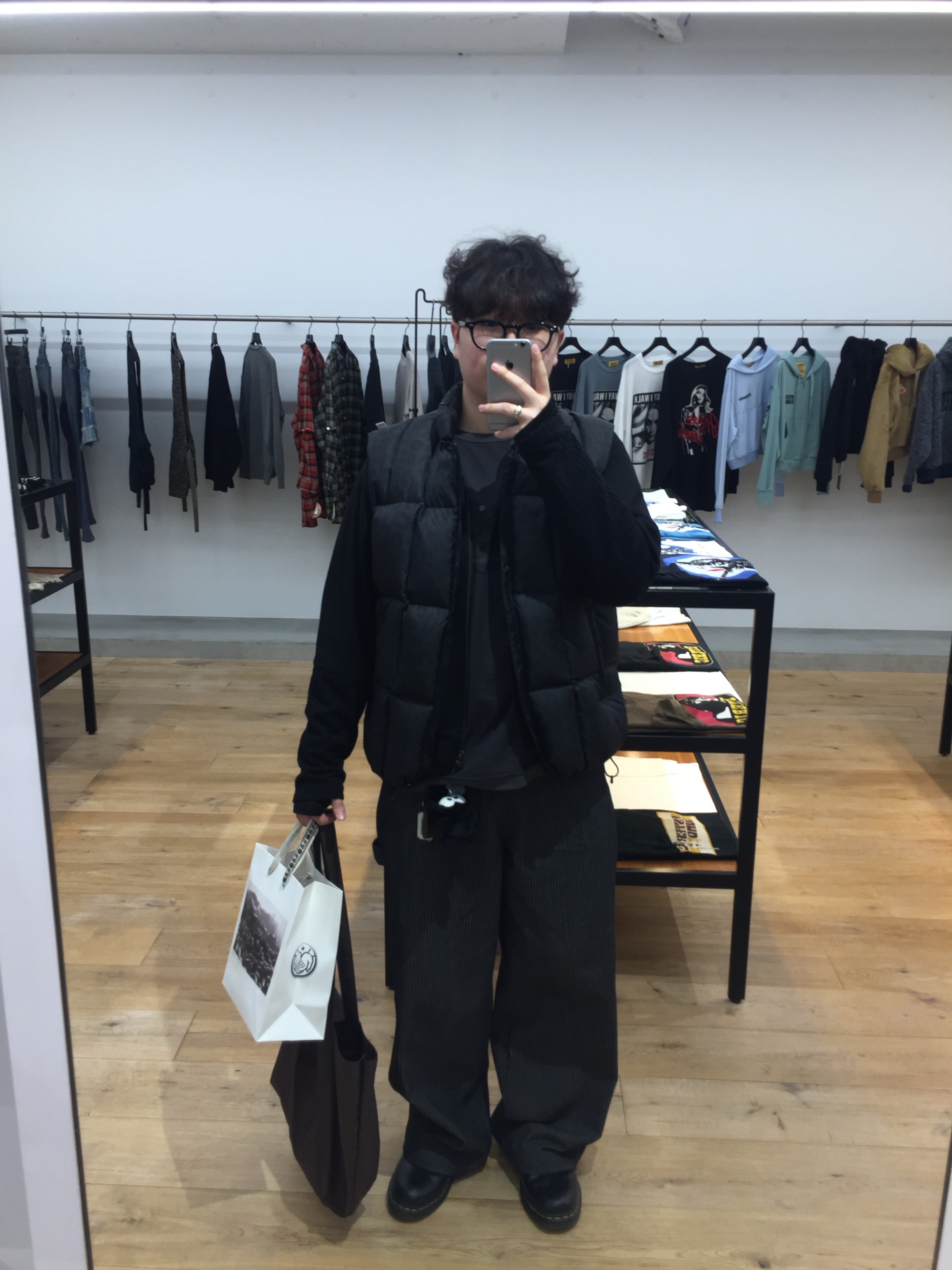 Dr. Martens 1461 Smooth Black, Hatchingroom Lizard Ringer T-Shirt Charcoal 착용 스타일 - 1