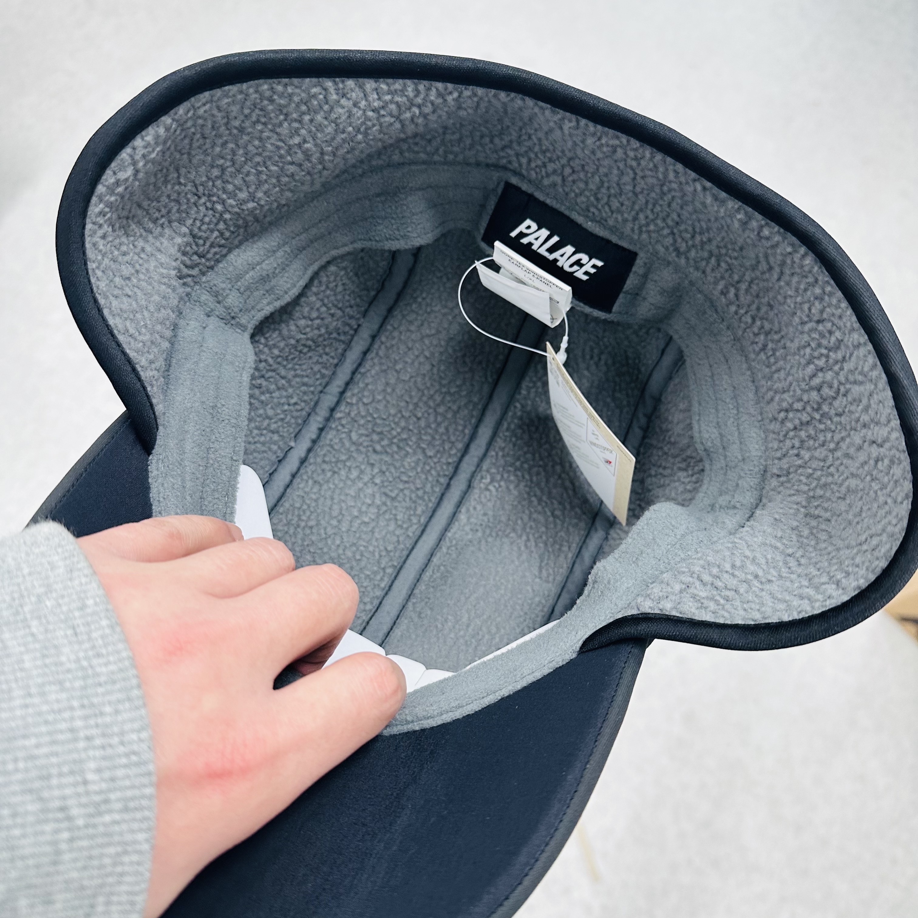 Palace Gore-Tex Windstopper Earflap 5-Panel Black - 24FW 착용 스타일 - 2