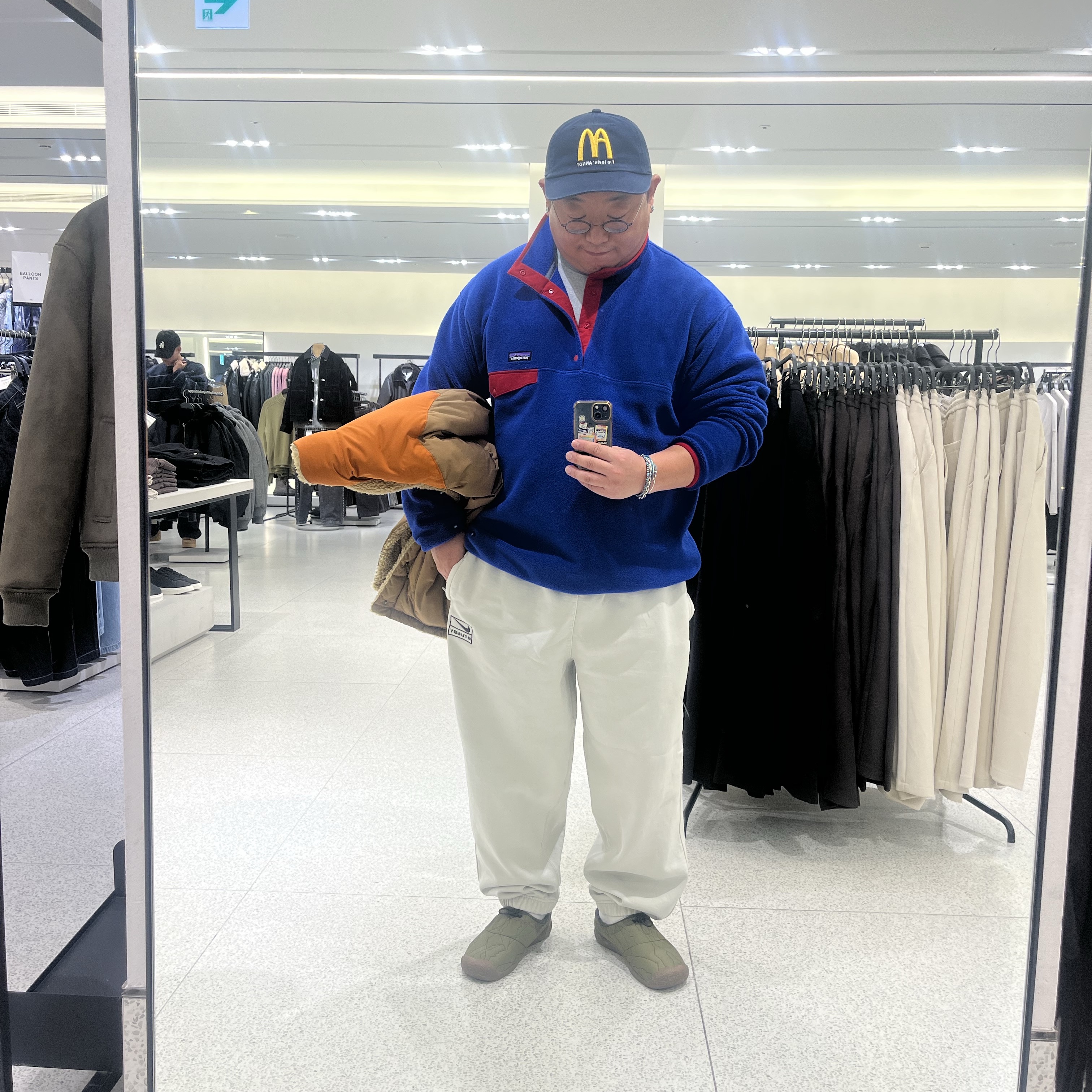 Patagonia Reversible Bivy Down Vest Basin Green, Patagonia Lightweight Synchilla Snap-T Fleece Pullover Touring Red 착용 스타일