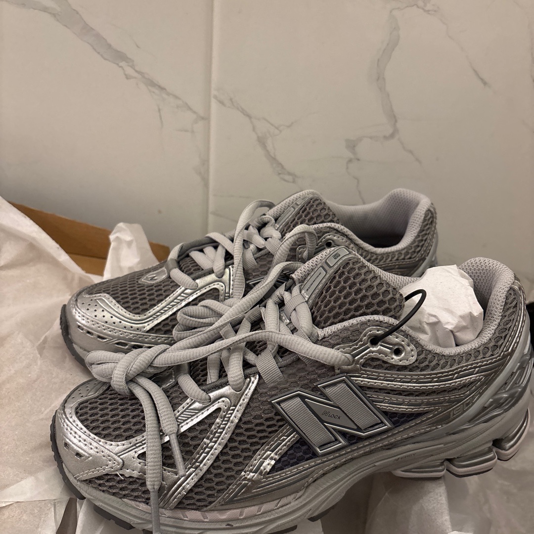 New Balance 1906R Harbor Grey Silver Metalic 착용 스타일 - 2