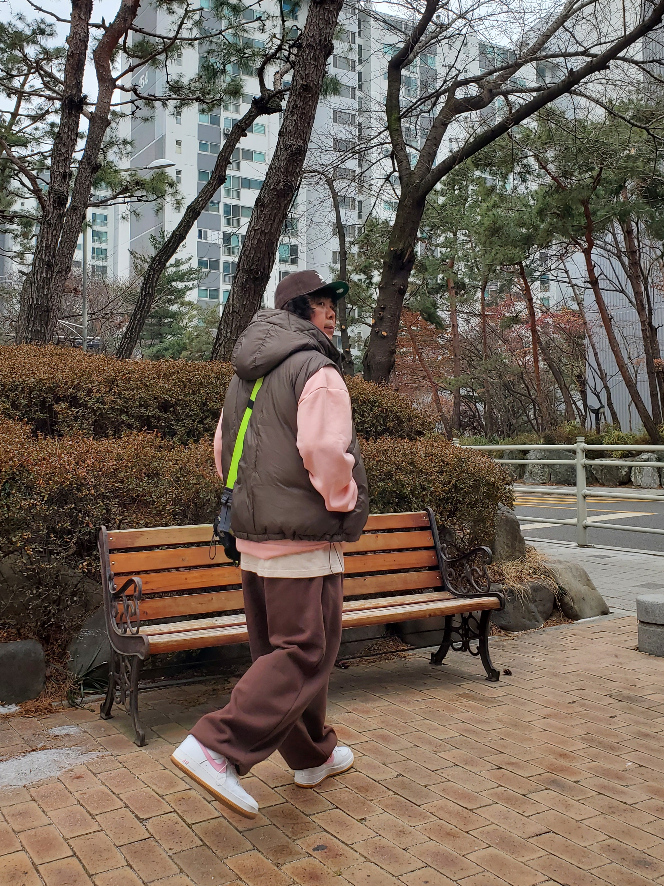 Essentials x New Era Corduroy 59FIFTY Fitted Cap Walnut, Nike Air Force 1 Low Retro Color of the Month White Pink 착용 스타일 - 1