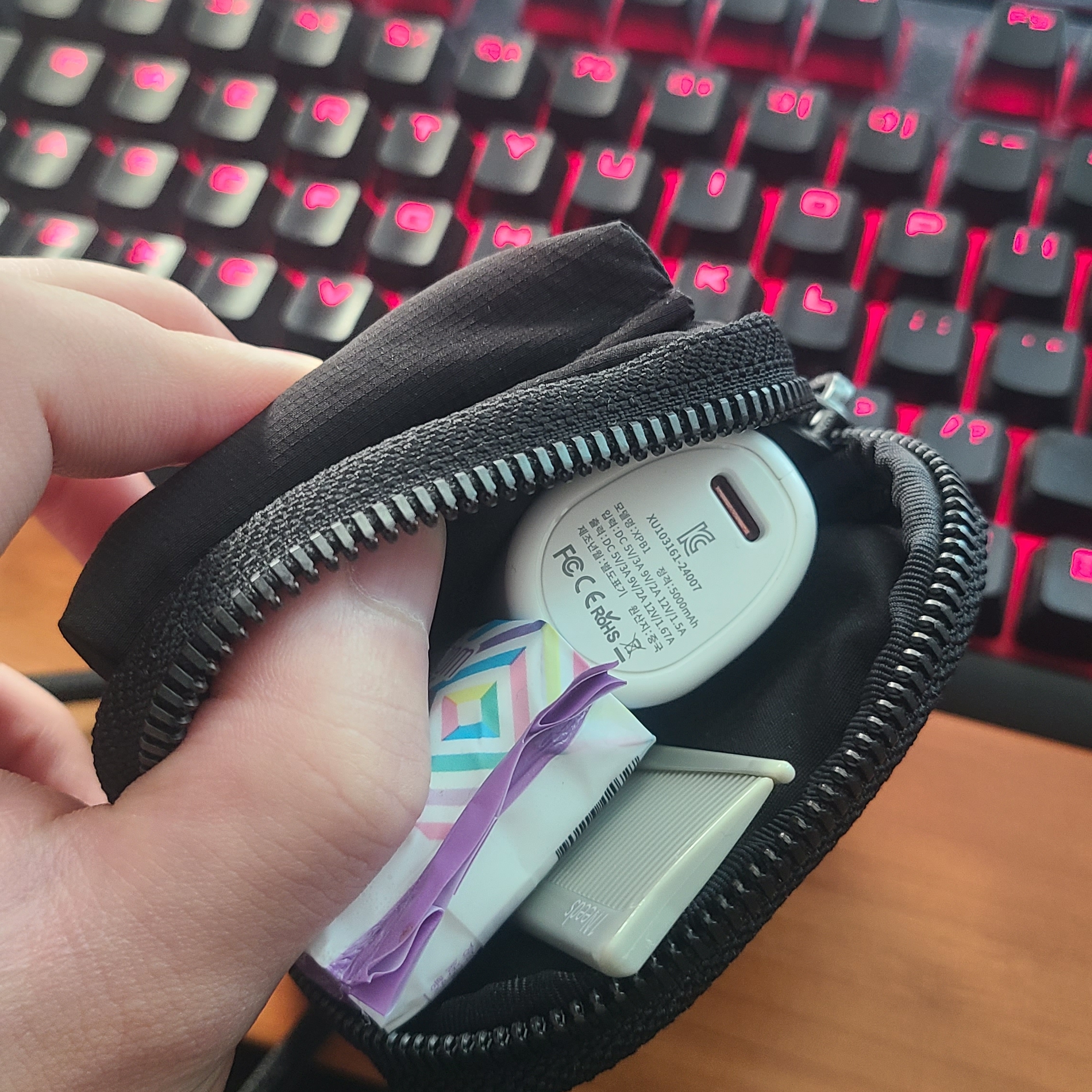 COS Mini Crossbody Pouch Nylon Black 착용 스타일 - 2