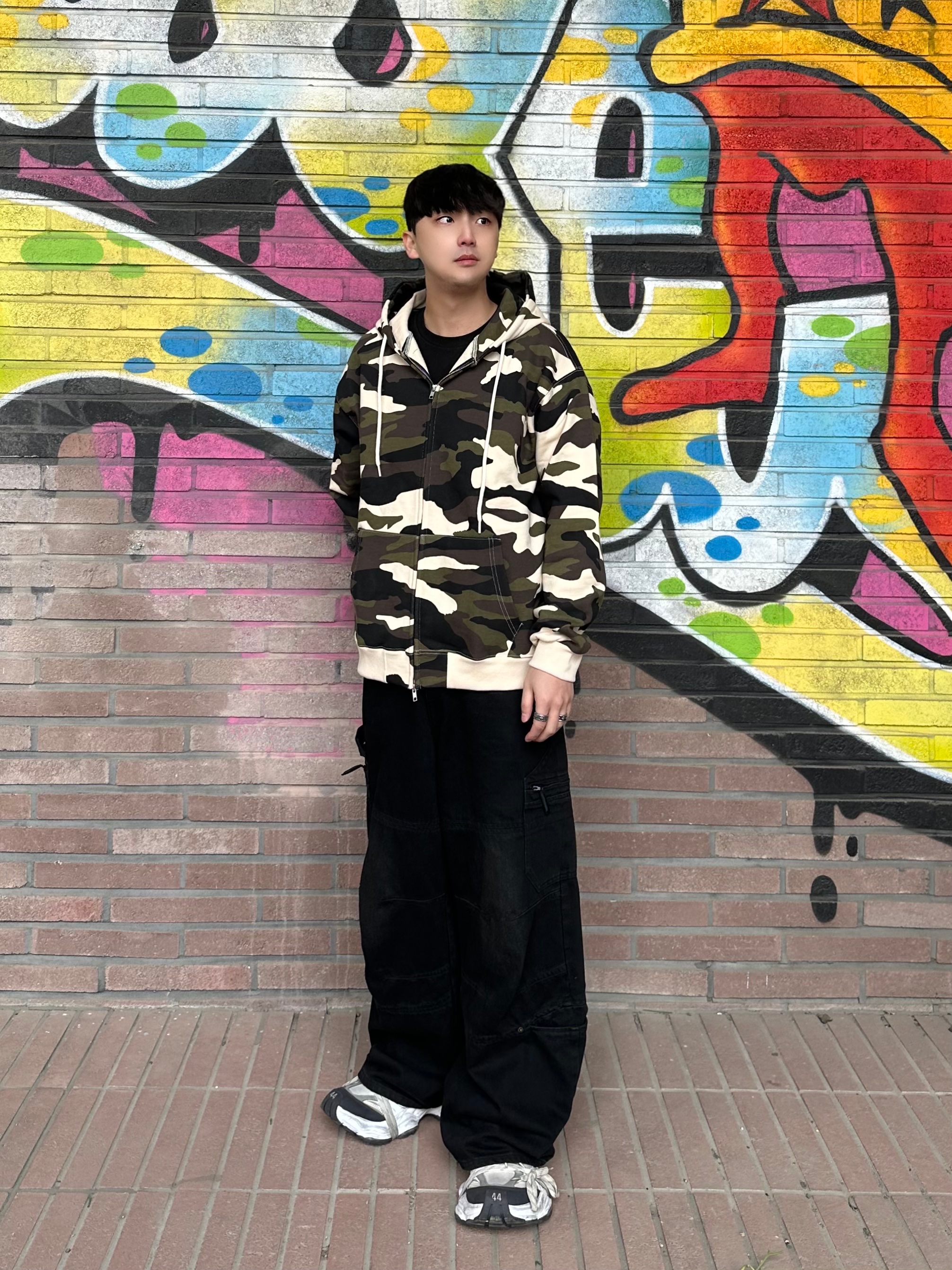 Balenciaga Cargo Sneakers White Grey 착용 스타일 - 1