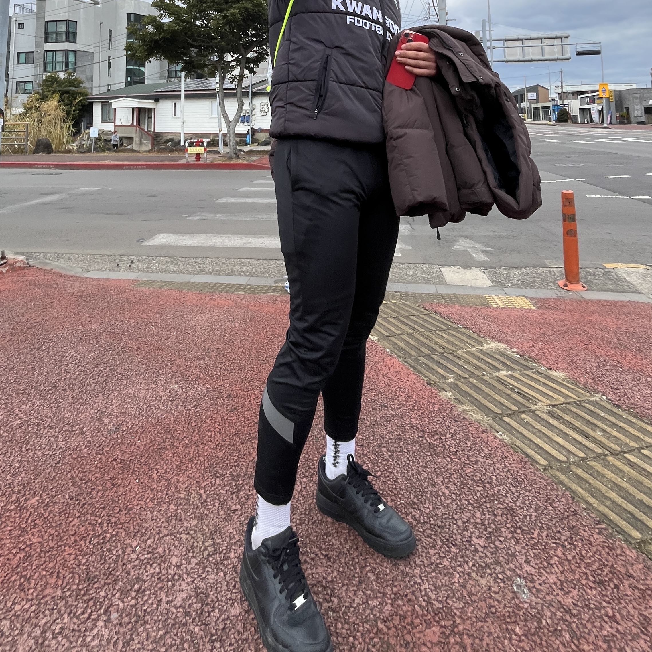 Nike Air Force 1 '07 Low Triple Black 착용 스타일