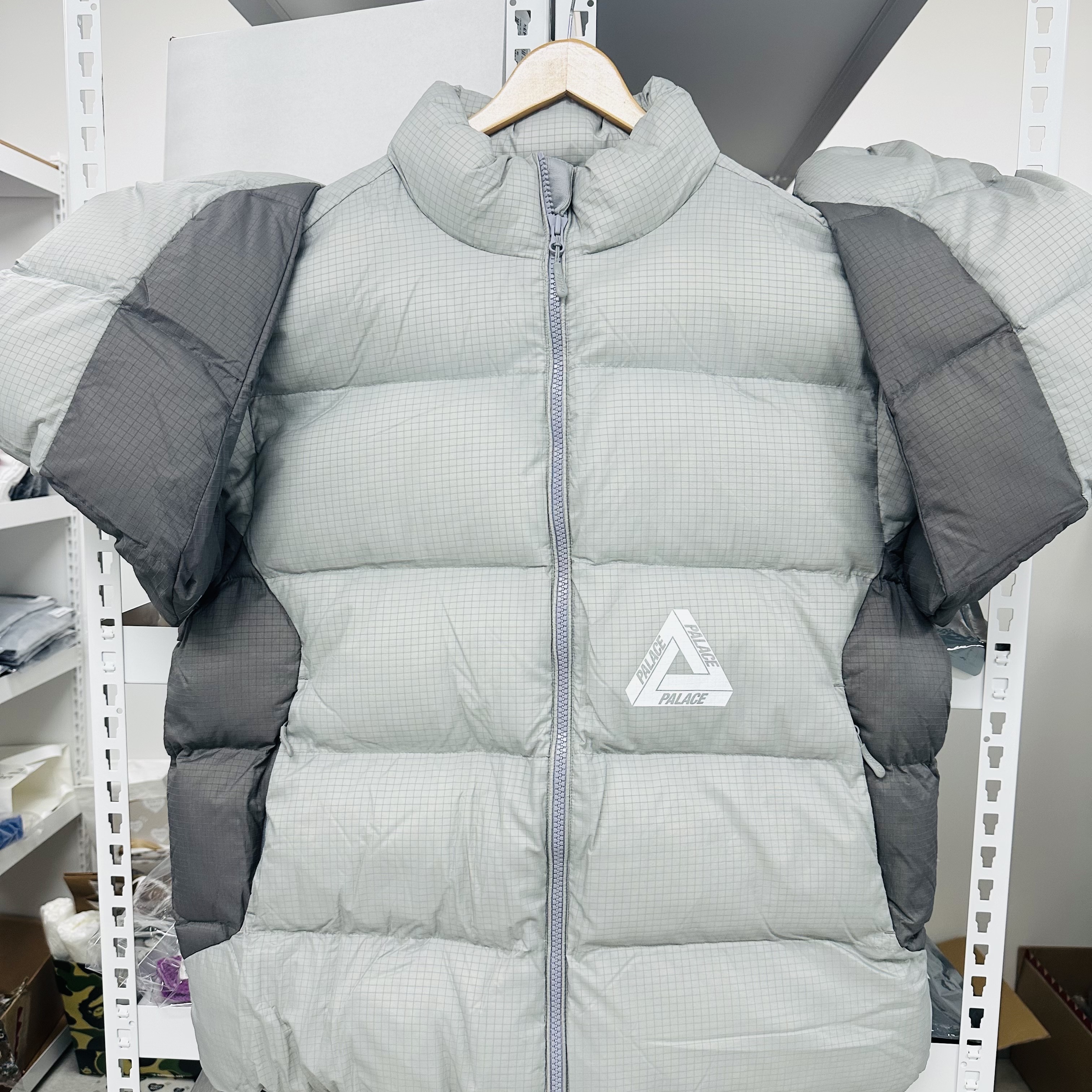 Palace Ripstop Puffa Concrete Grey - 24FW 착용 스타일 - 1