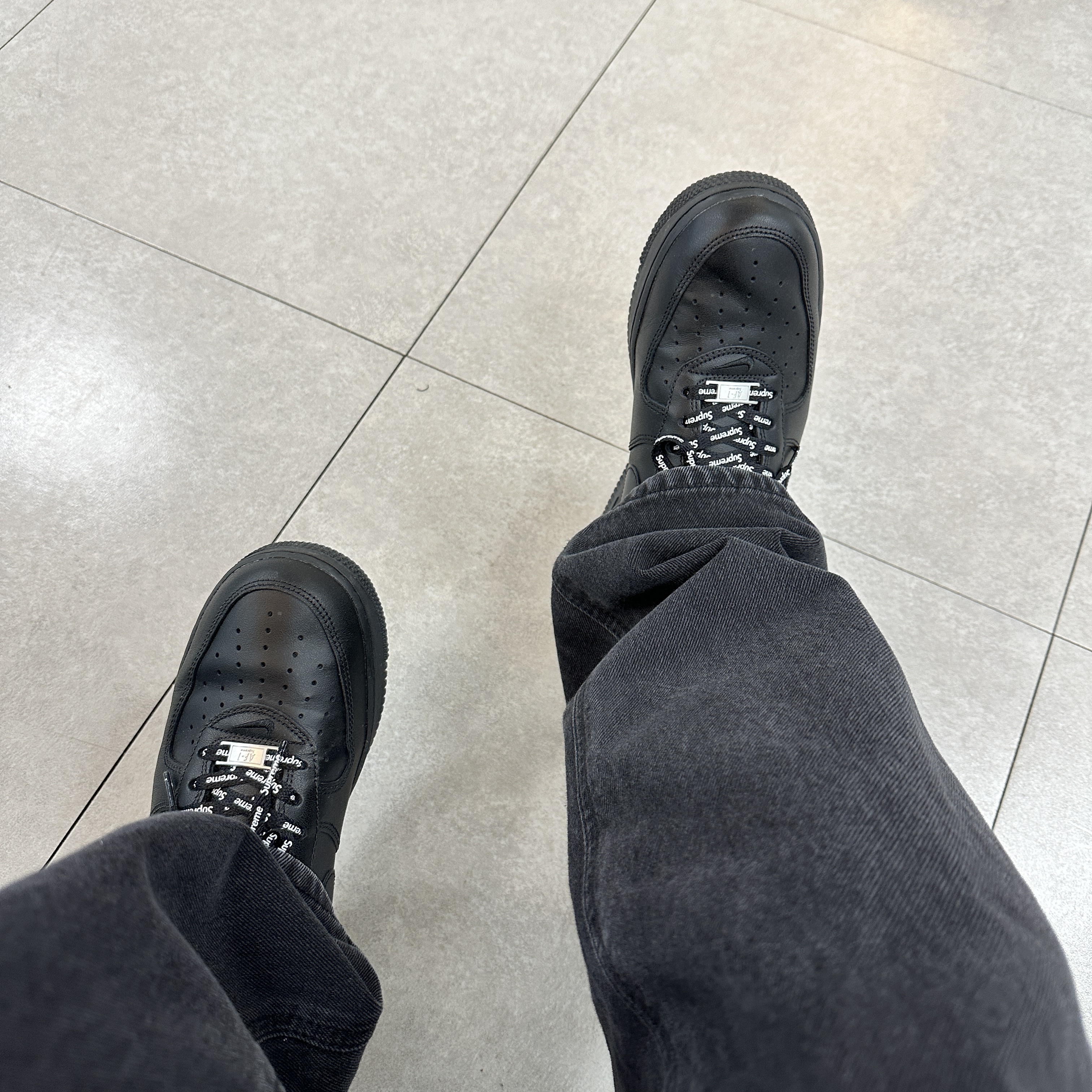 Nike x Supreme Air Force 1 Low Black, Human Made Animal Keychain Yellow 착용 스타일