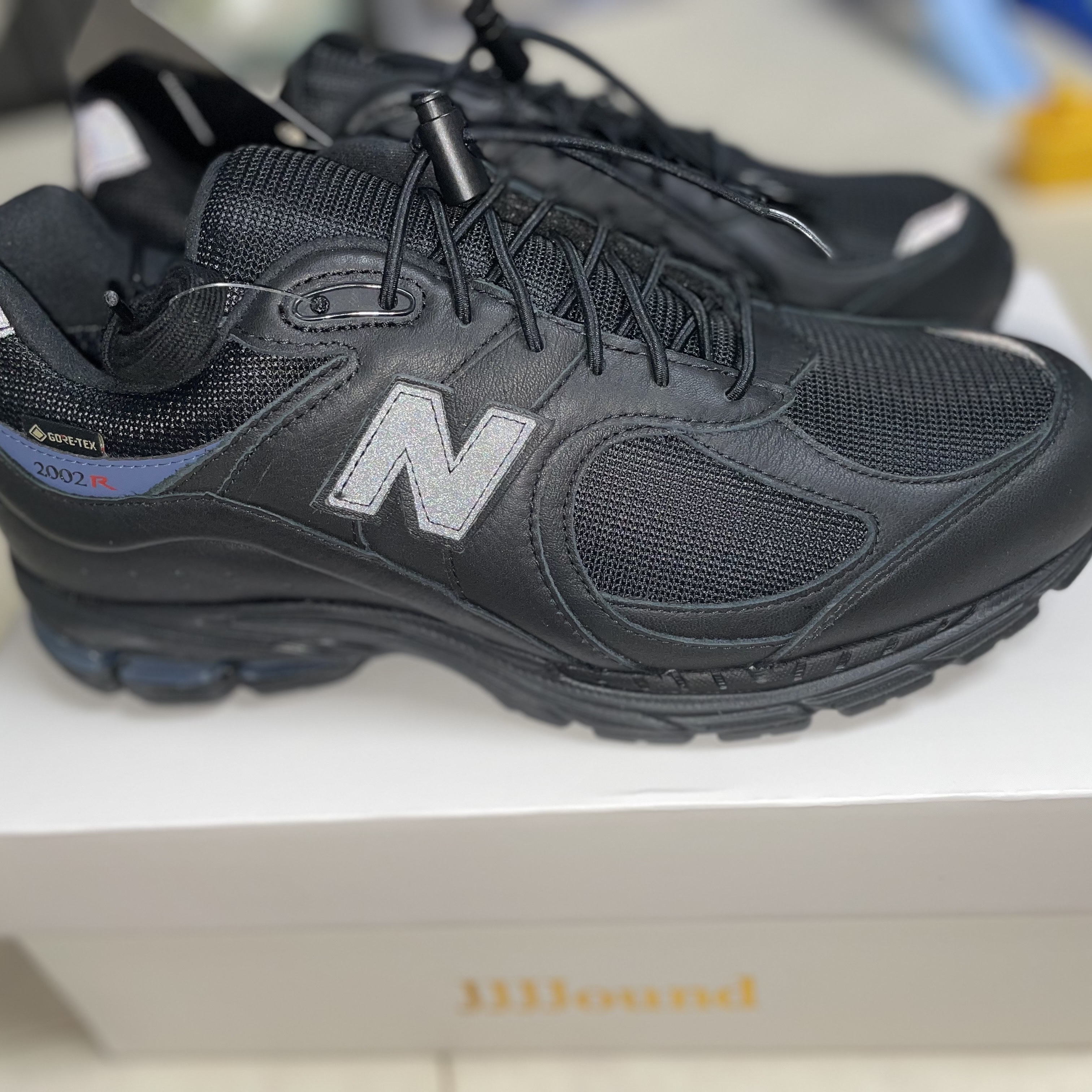 New Balance x JJJJound 2002R Leather Gore-Tex Black Storm 착용 스타일 - 6