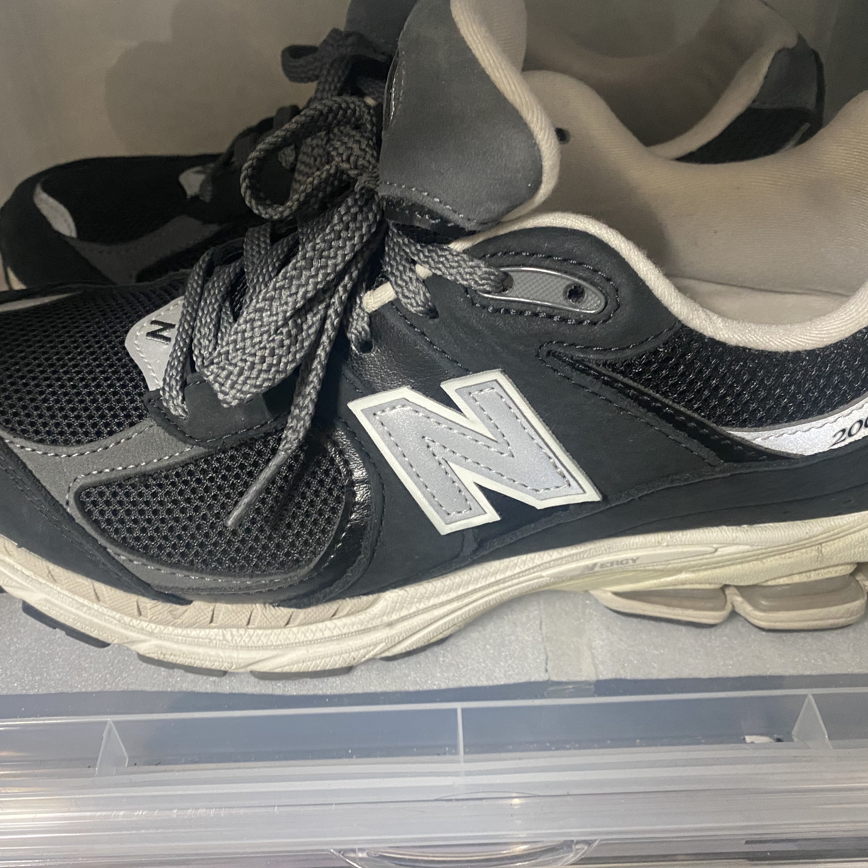 New Balance 2002R Premium Vintage Black 착용 스타일 - 1