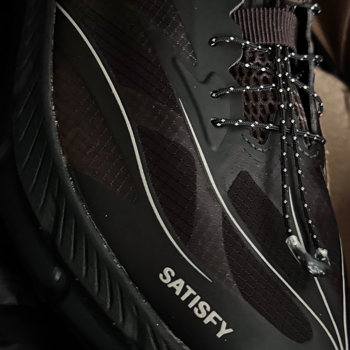 Hoka x Satisfy Mafate Speed 4 Lite Coffee 착용 스타일
