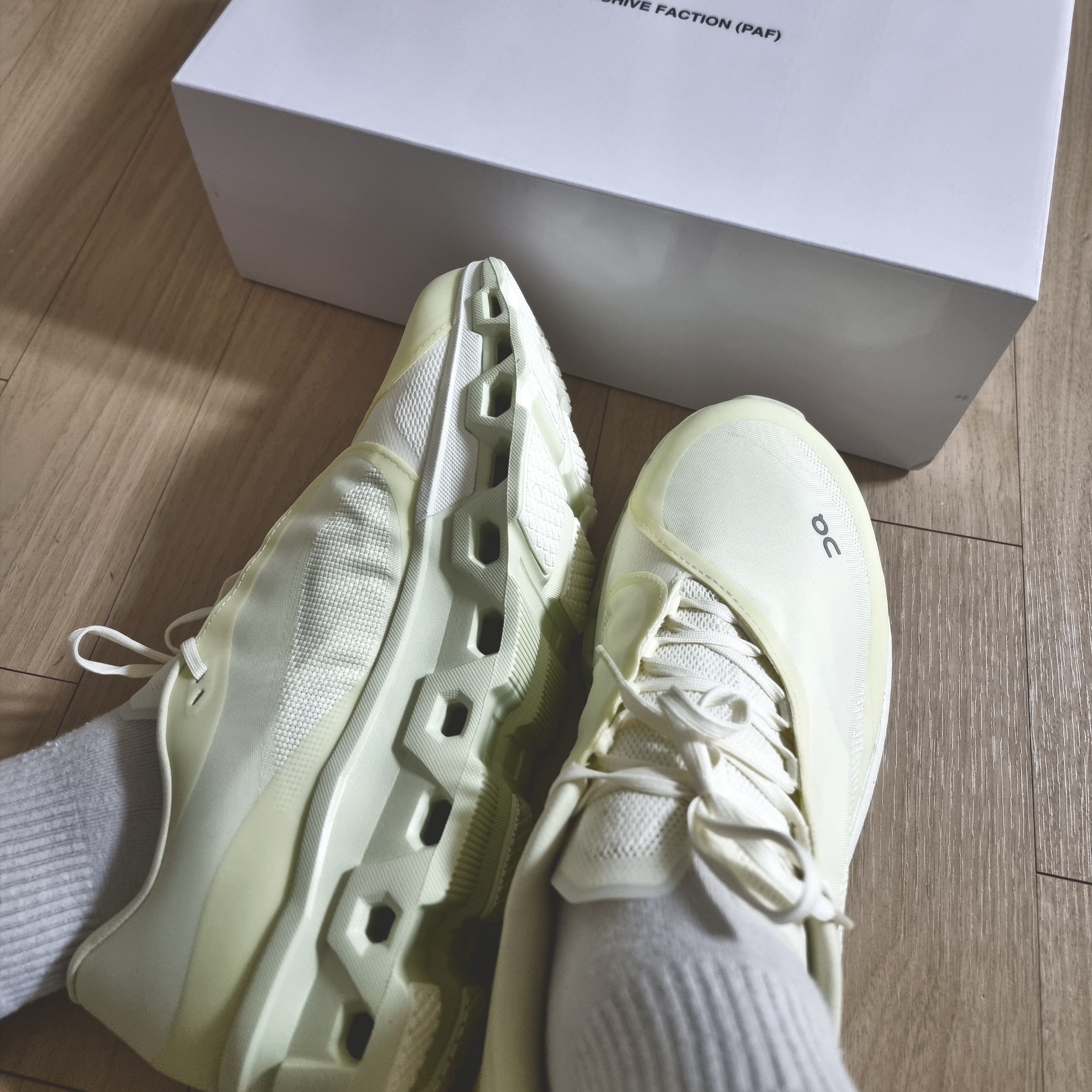 On Running x Post Archive Faction (Paf) Cloudmonster 2 Seedling White 착용 스타일 - 1