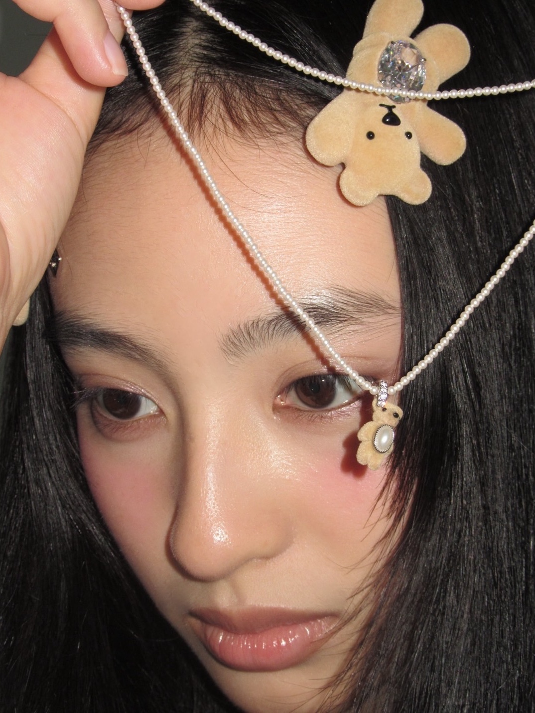 Yvmin Greeting Flocked Bear Hair Clip Brown Right - 24FW, Yvmin Greeting Flocked Bear Hair Clip Brown Left - 24FW 착용 스타일 - 2