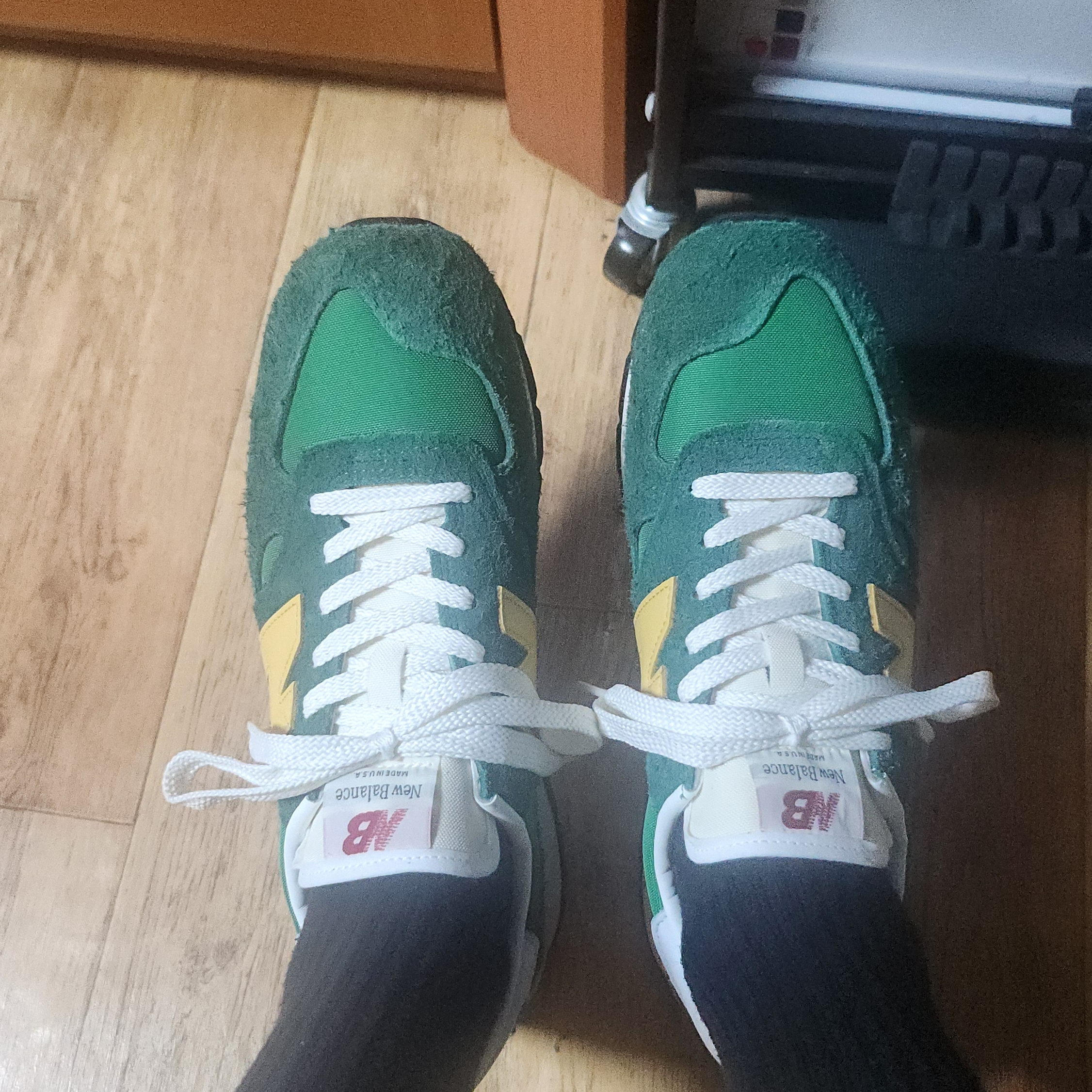 New Balance 990v1 Made in USA Green Gold 착용 스타일 - 2