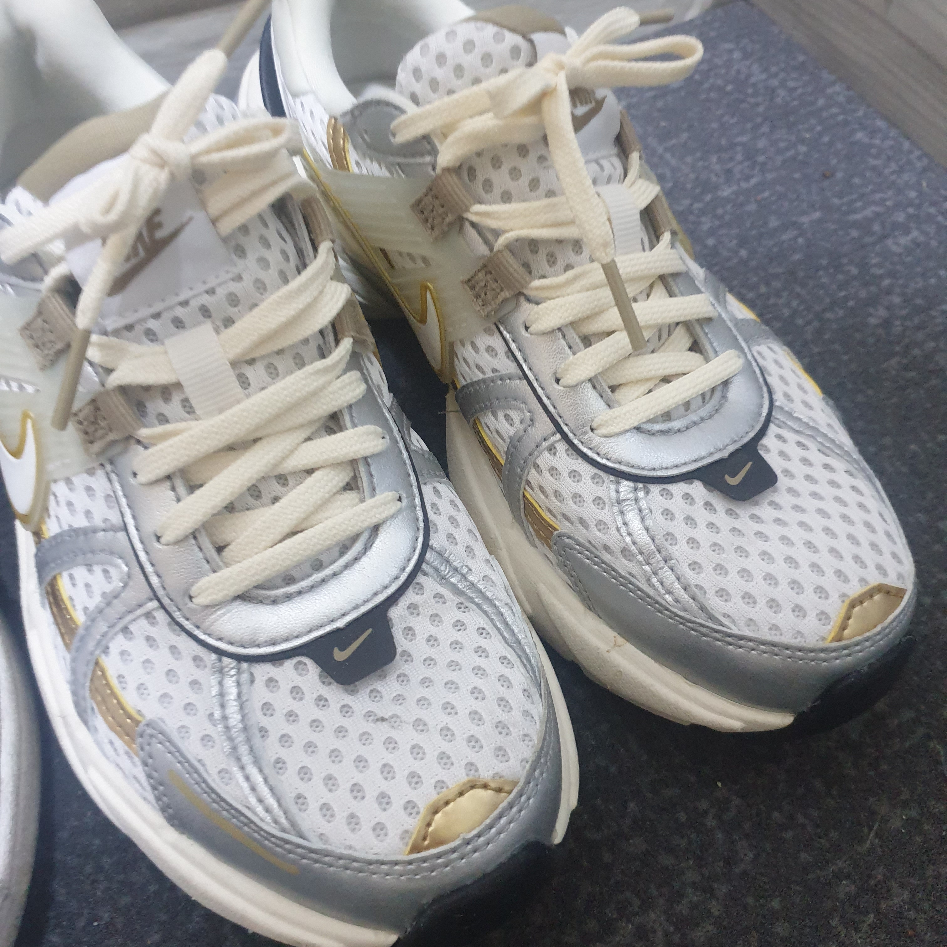 Nike V2K Run Light Orewood Brown Khaki 착용 스타일