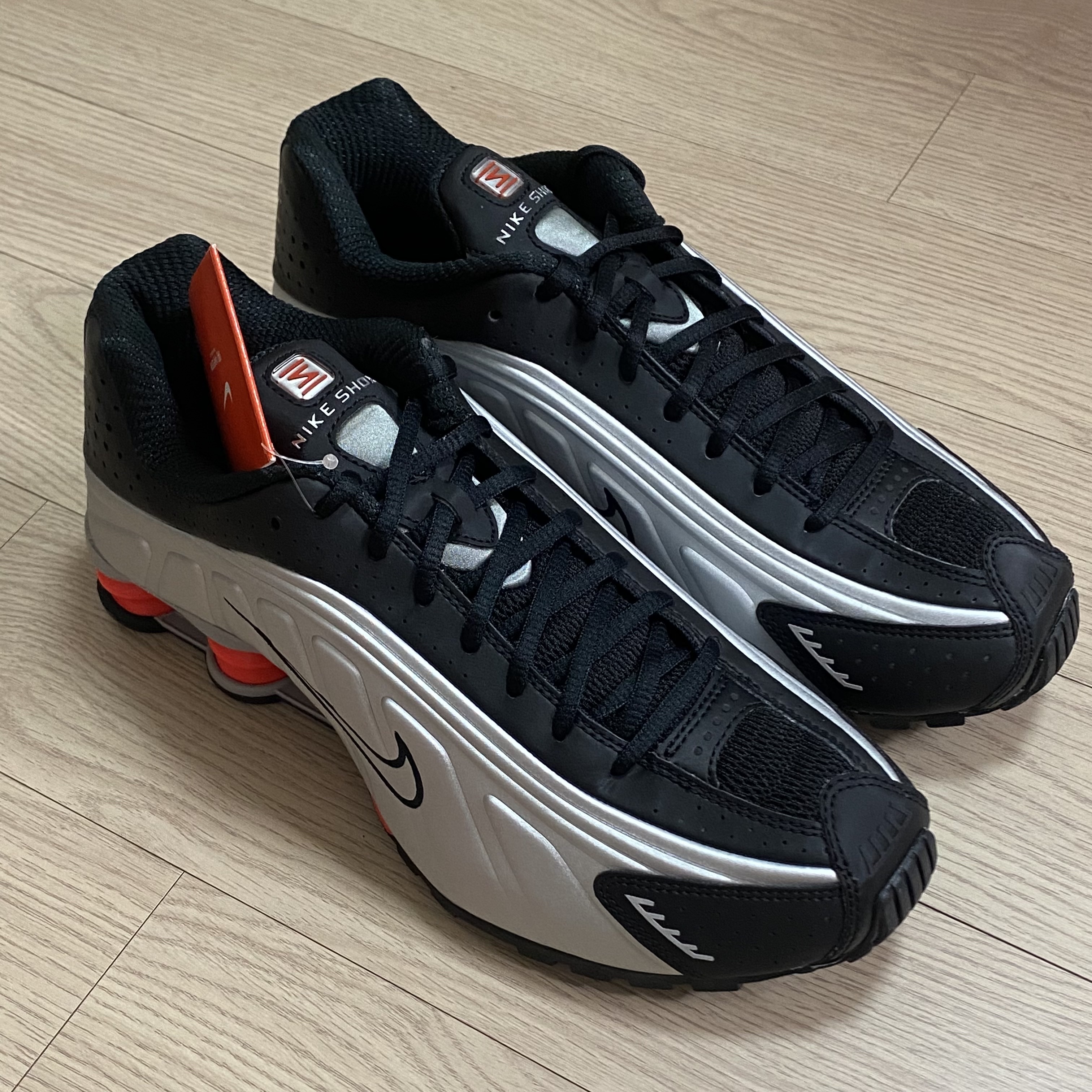 Nike Shox R4 Metallic Silver Red 착용 스타일