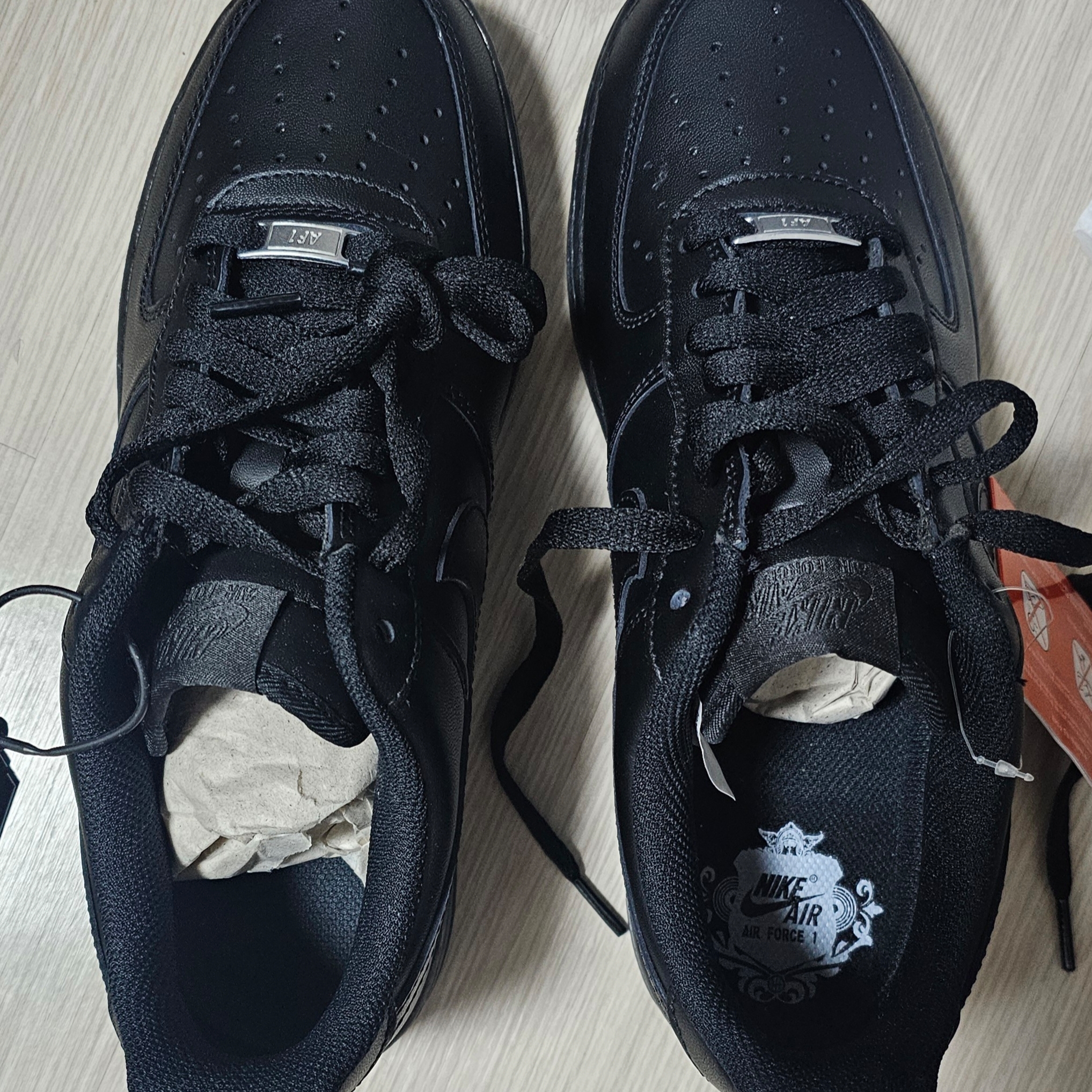 Nike Air Force 1 '07 Low Triple Black 착용 스타일