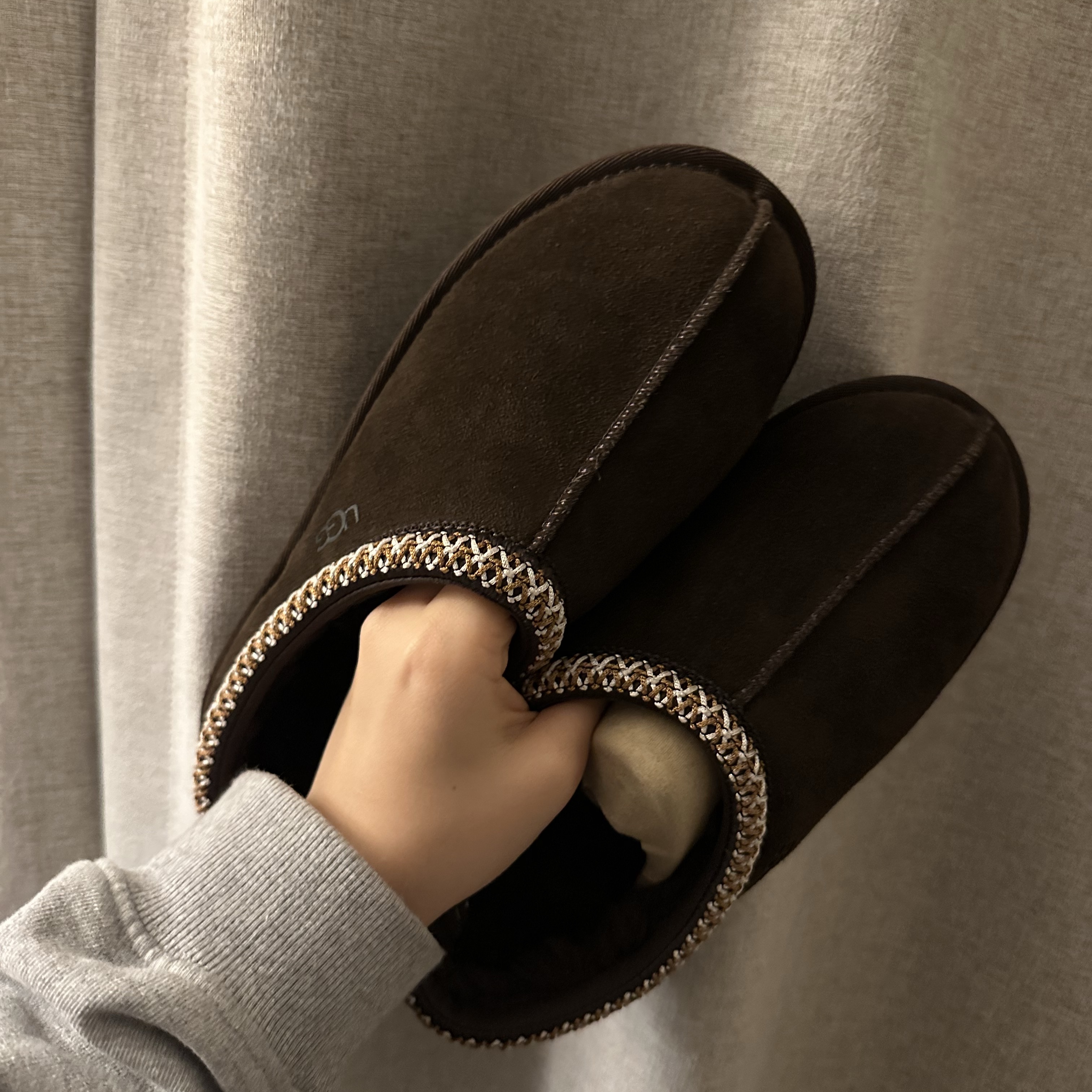 UGG Tasman Slipper Dusted Cocoa 착용 스타일