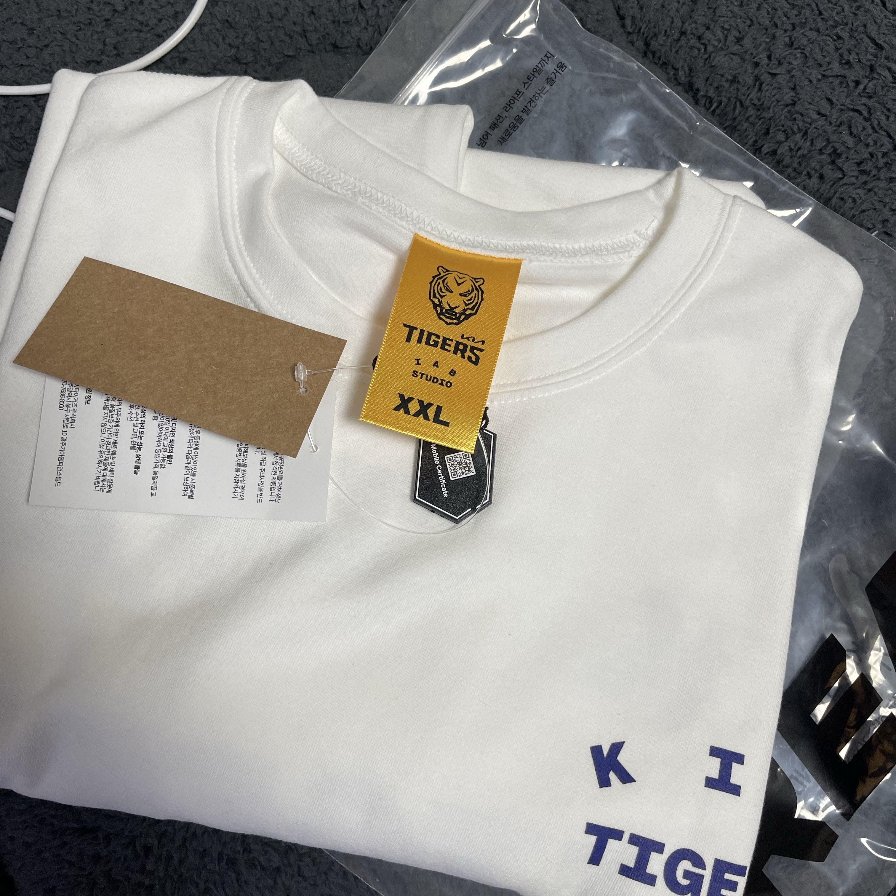 Kia Tigers x IAB Studio Brand Day T-Shirt White 착용 스타일