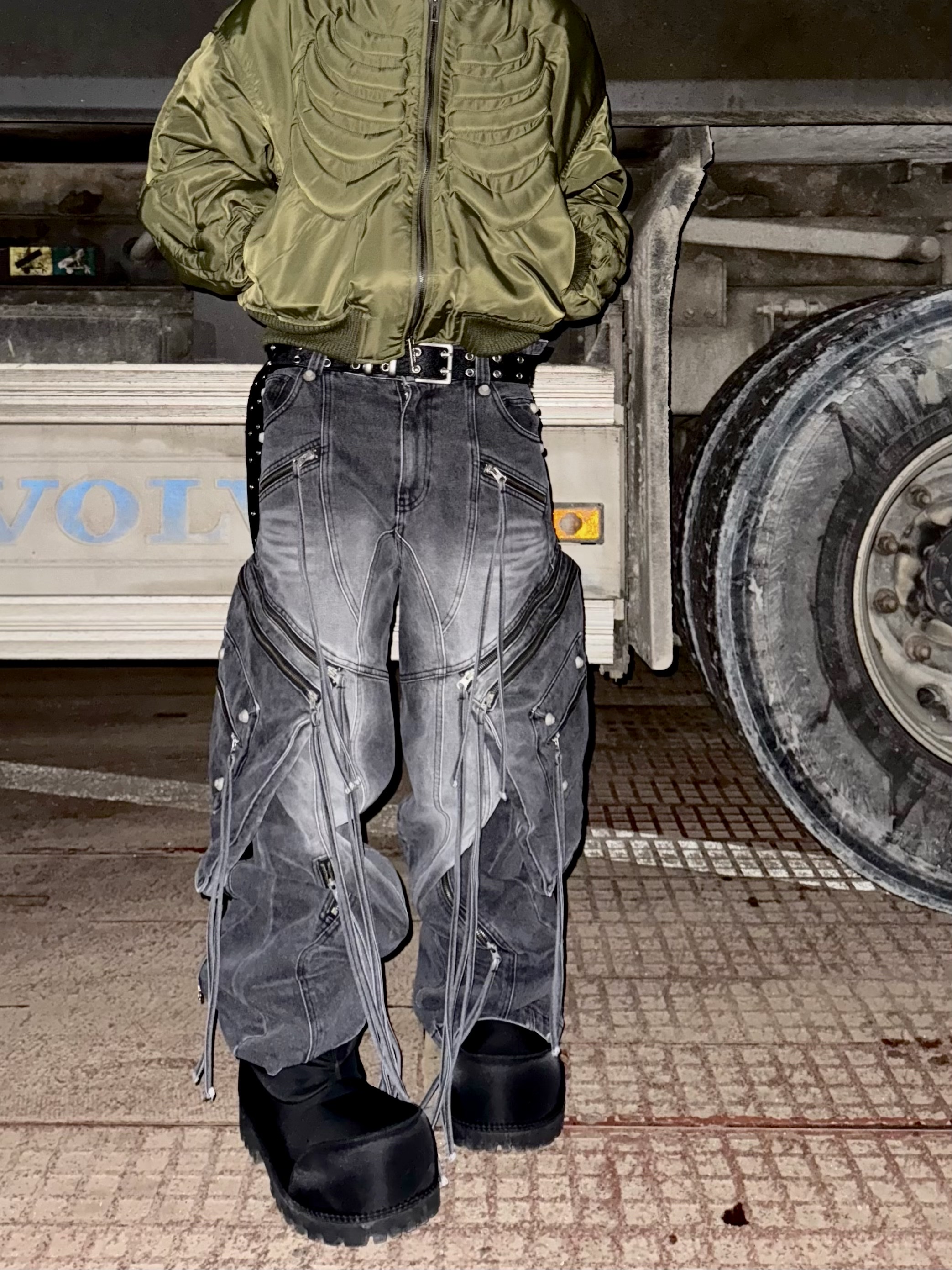 Surgery Bone Embossing Ma1 Khaki, Surgery Oblique Cargo Jeans Black Denim 착용 스타일 - 5