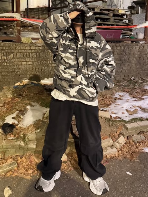 [KREAM 단독] BLR x POG Divided Curved Line Double Buckle Pants Black, Balenciaga 10XL Sneakers White Grey Silver Black 착용 스타일