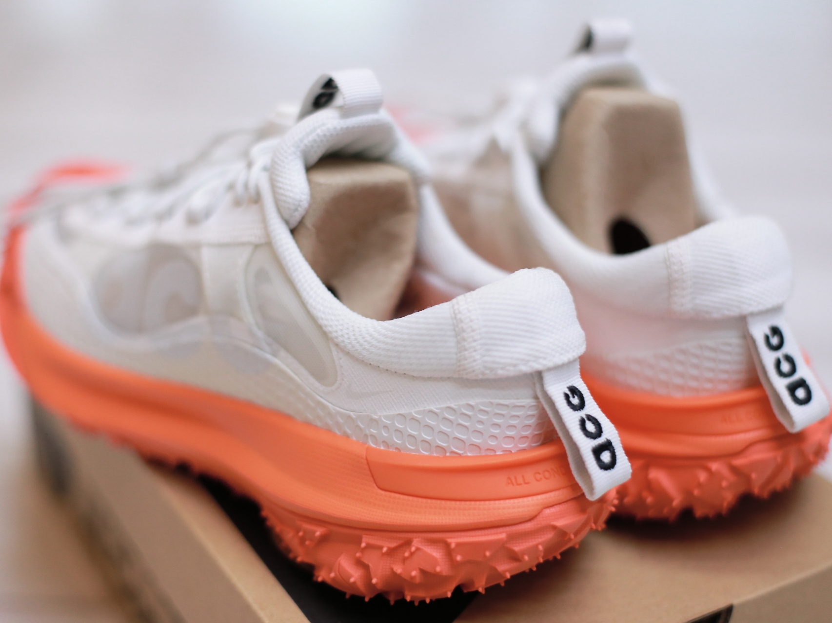 Nike ACG Mountain Fly 2 Low Summit White Safety Orange 착용 스타일 - 3