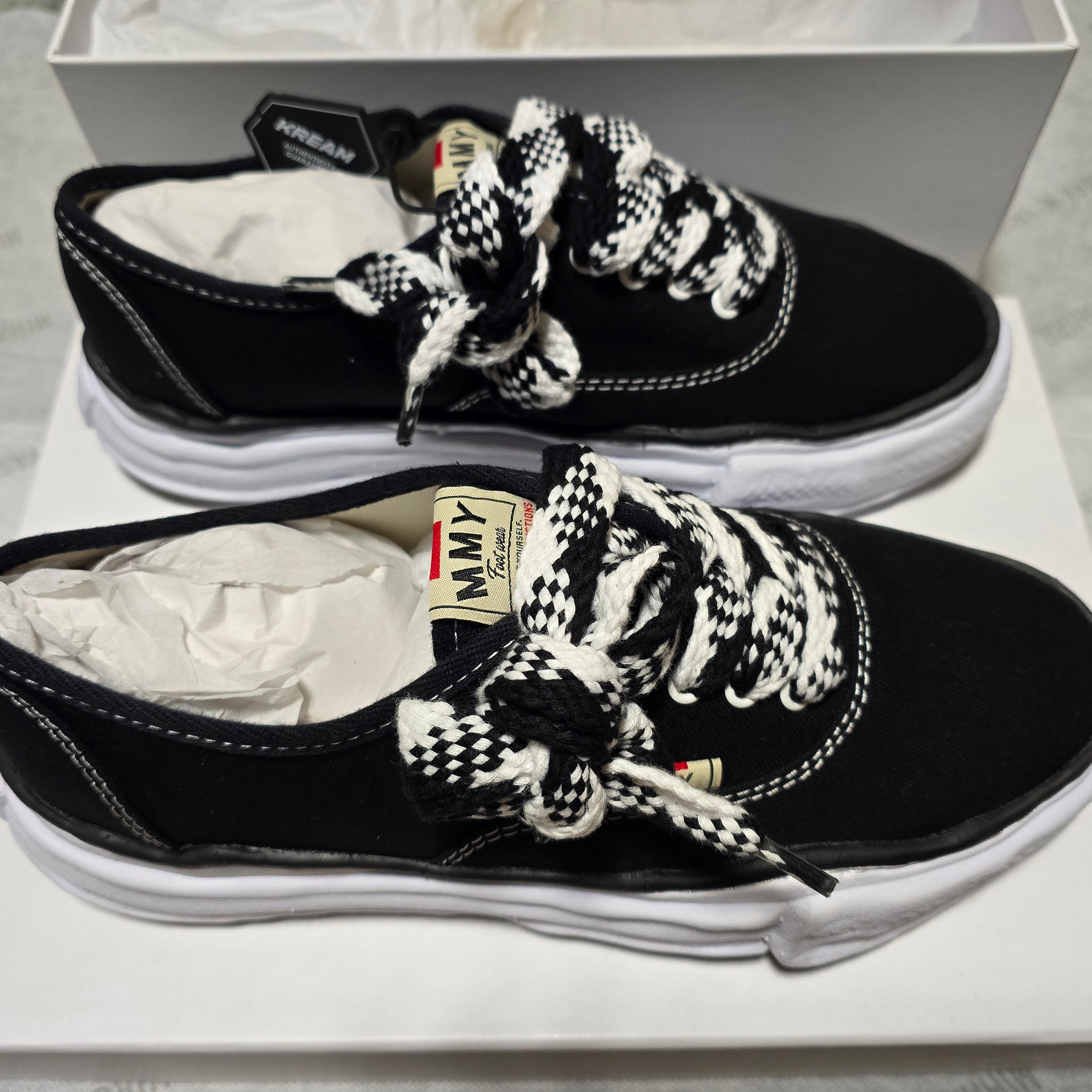 Maison Mihara Yasuhiro Baker OG Sole Bicolored Canvas Low-top Sneakers Black Black 착용 스타일 - 1