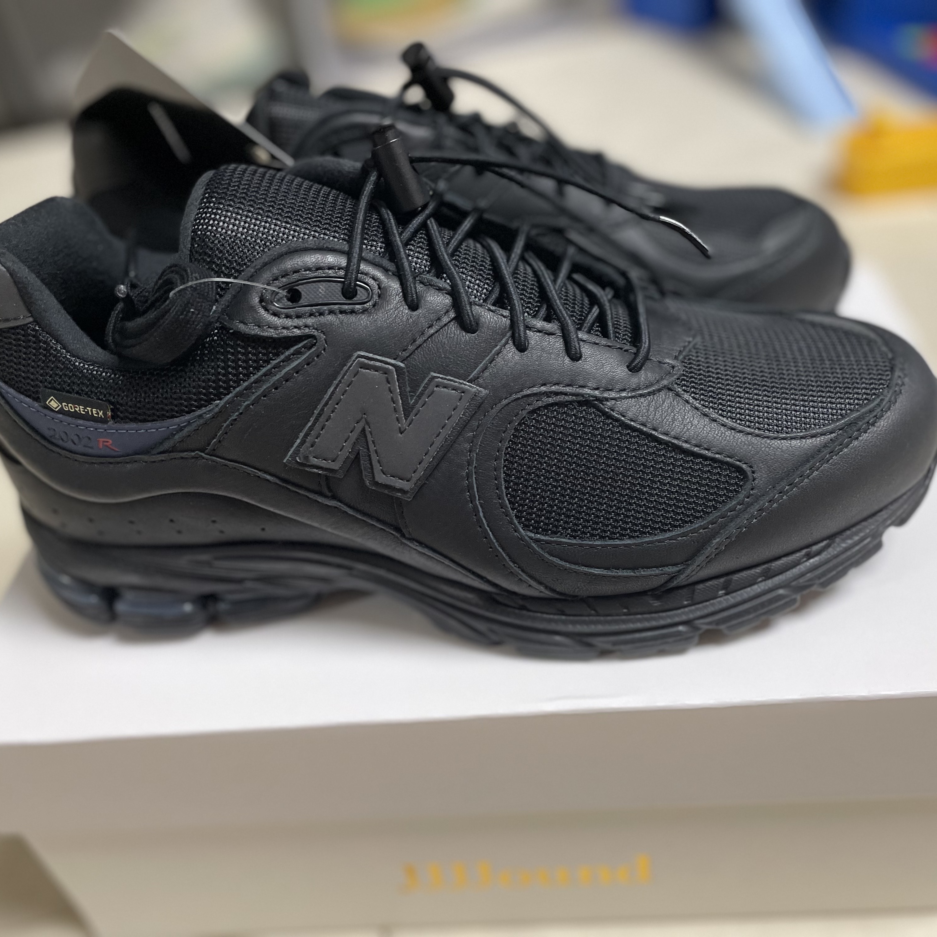 New Balance x JJJJound 2002R Leather Gore-Tex Black Storm 착용 스타일 - 5