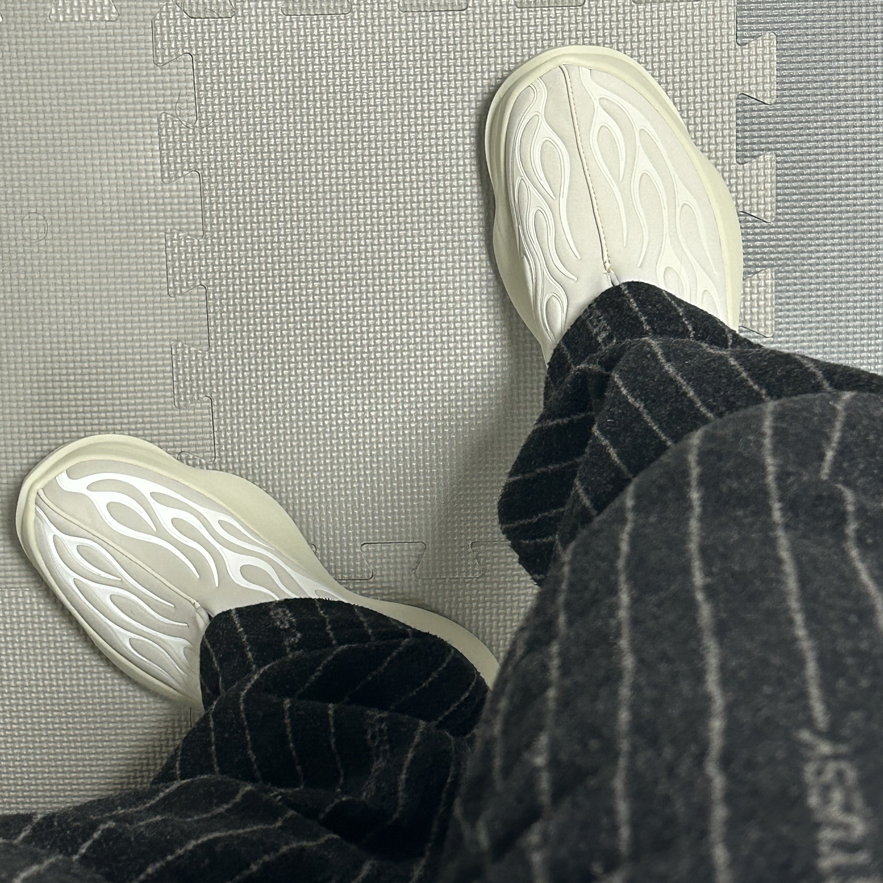 Asics x Taka x One Ok Rock One White, Nike x Stussy NRG Striped Wool Pants Black (DR4021-010) 착용 스타일 - 2
