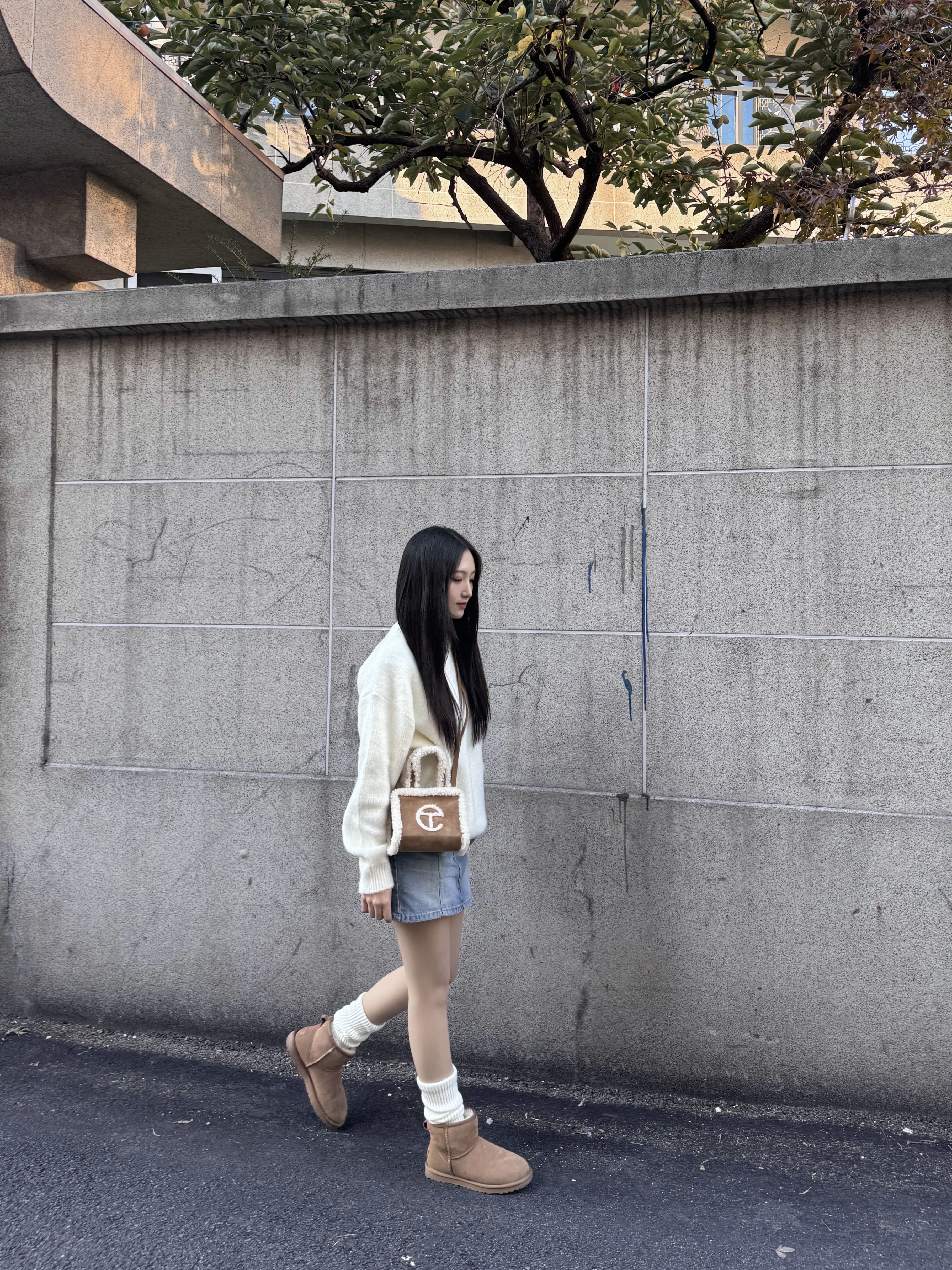 Telfar x UGG Small Shopping Bag Chestnut, (W) UGG Classic Mini II Boots Chestnut 착용 스타일 - 1