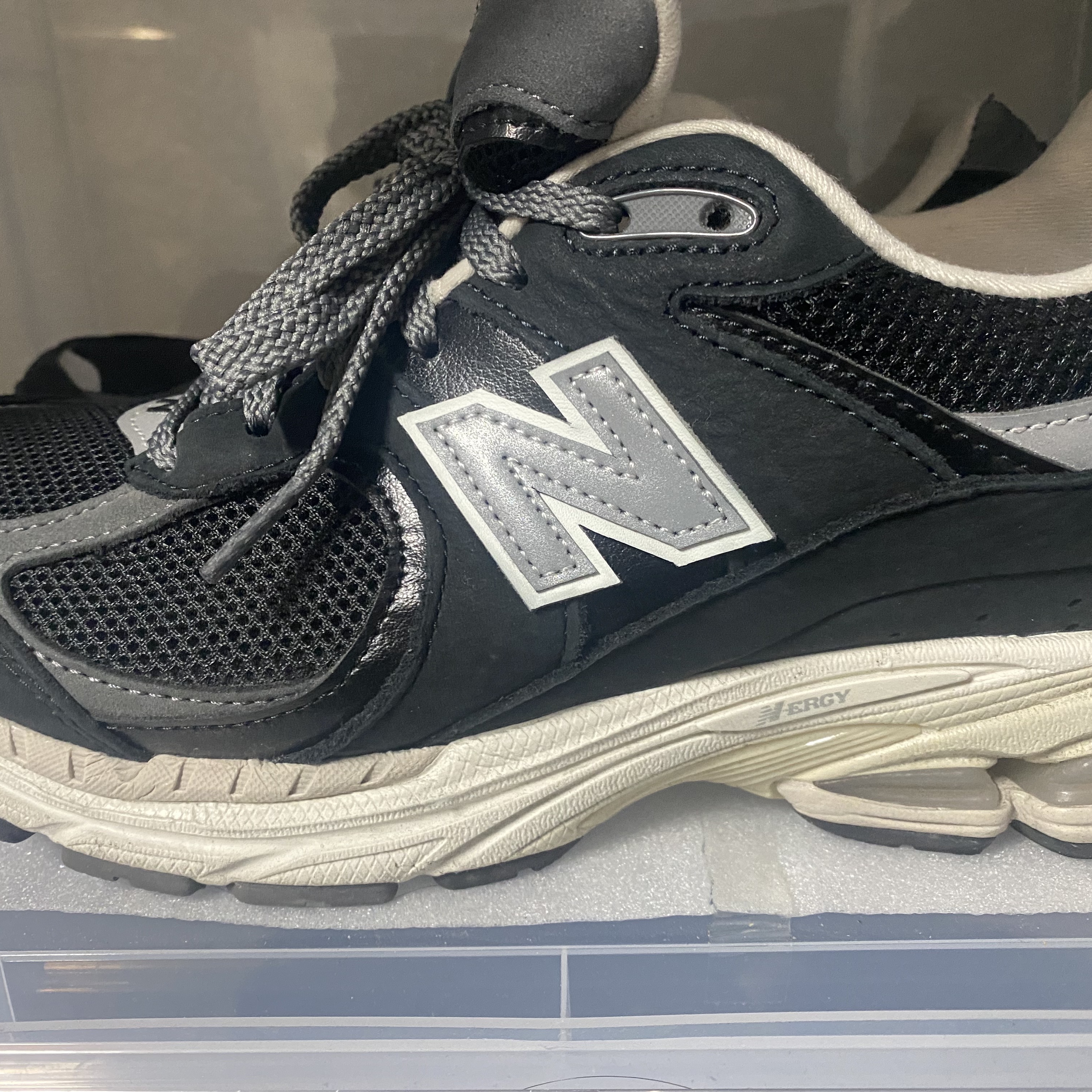 New Balance 2002R Premium Vintage Black 착용 스타일 - 2