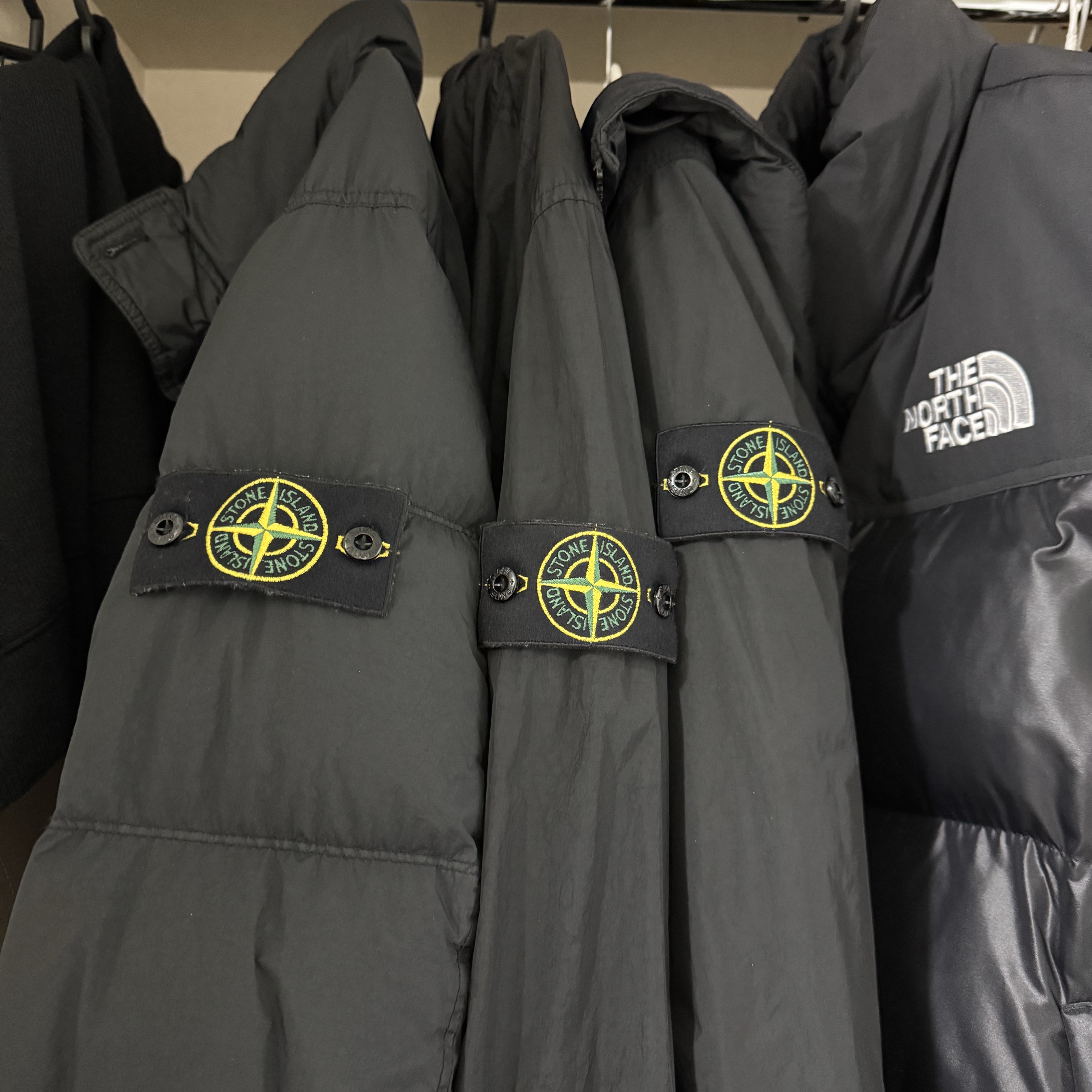 Stone Island 40522 Crinkle Reps Nylon Garment Dyed Hooded Jacket Black - 23SS, Stone Island 40123 Garment Dyed Crinkle Reps R-NY Down Jacket Black - 24FW 착용 스타일