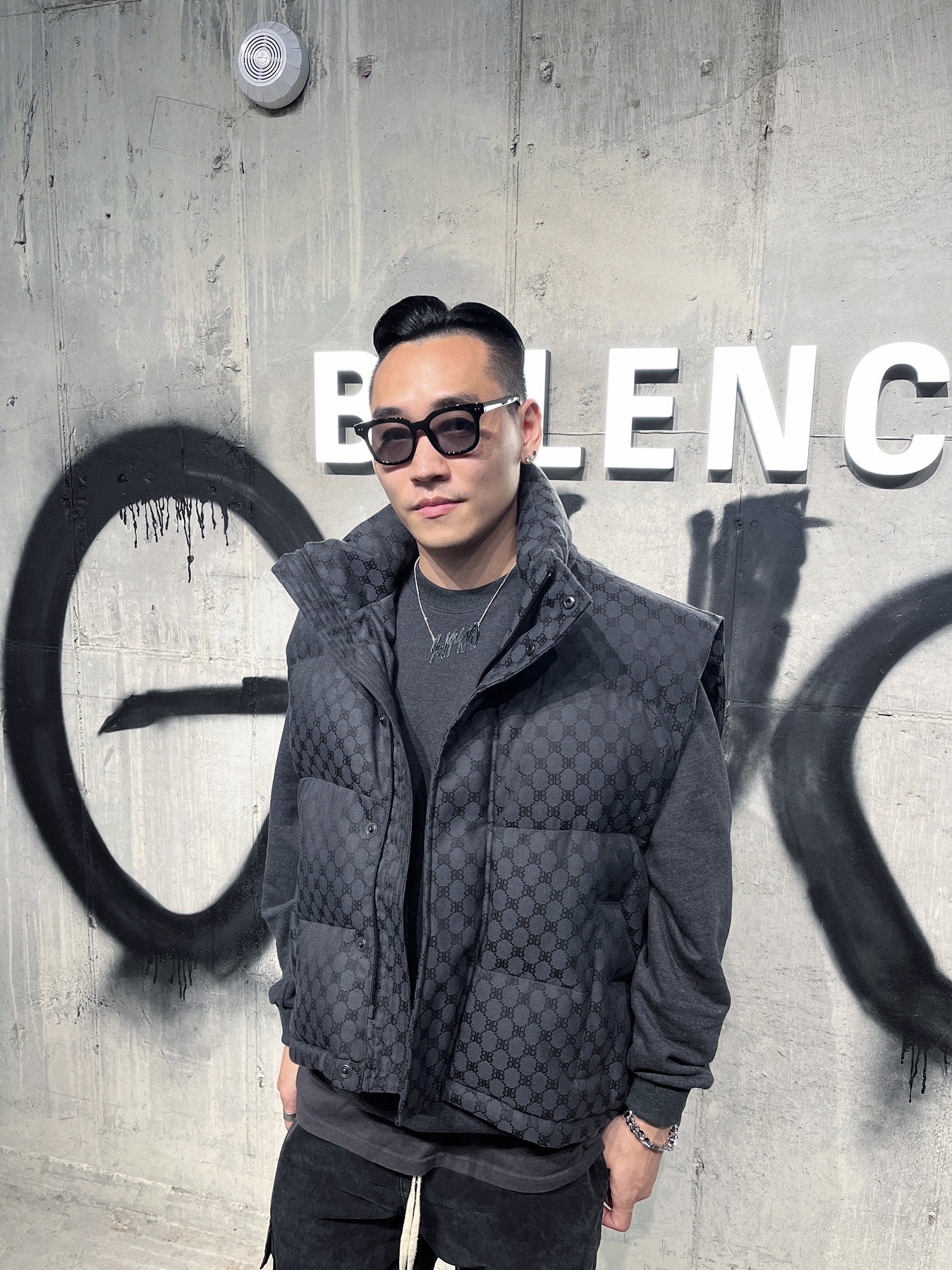 (W) Jordan 15 x Billie Eilish Retro SP Beige, Balenciaga x Gucci The Hacker Project Cocoon Puffer Vest Black 착용 스타일 - 2